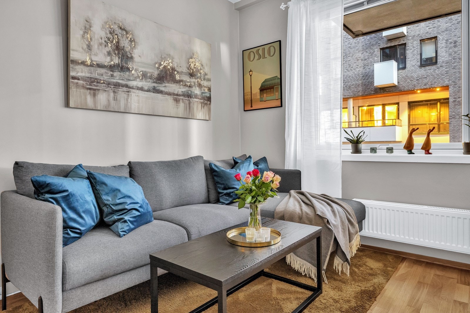 Boligen varmes opp via radiatorer tilknyttet fjernvarmeanlegg. Galleribilde