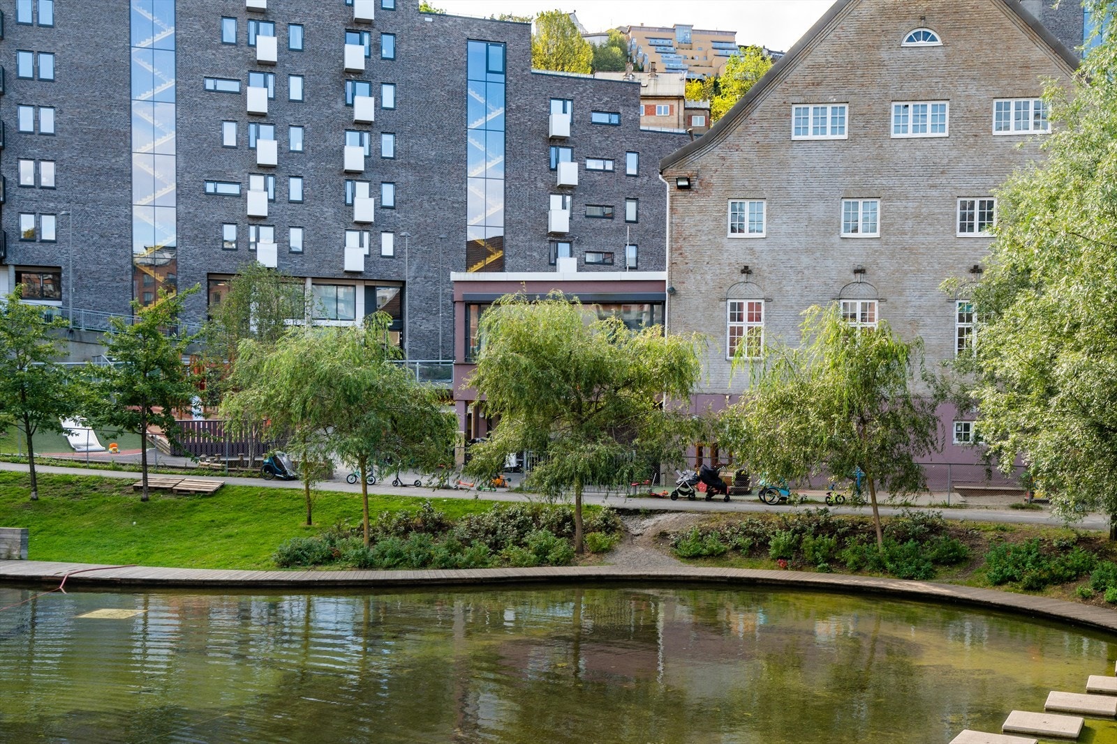 På kort tid har området blitt forvandlet til et levende nabolag med butikker, barnehager og et rikt kulturliv. Galleribilde
