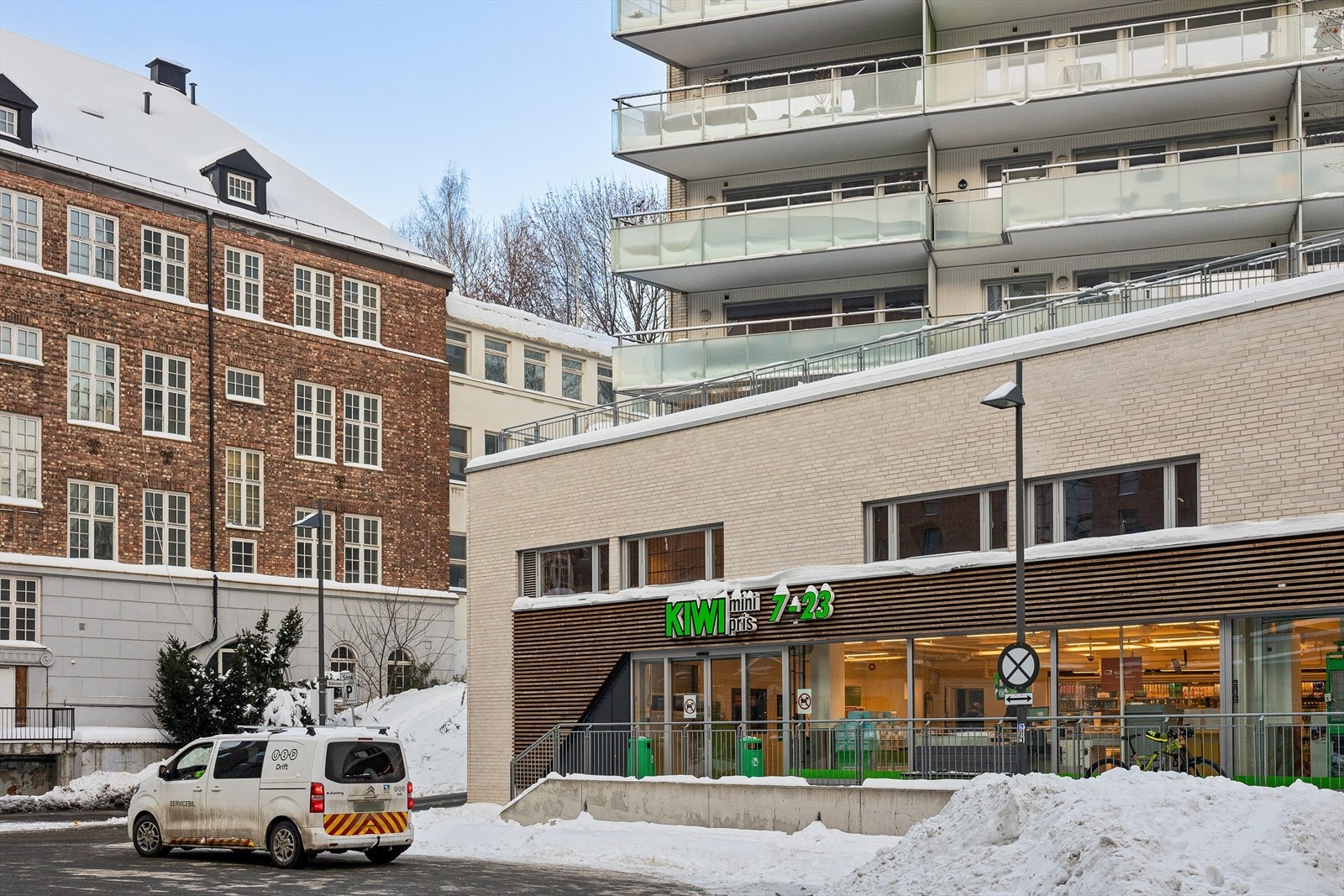 Dagligvarehandel kan gjøres blant annet på Kiwi, som ligger 5 minutters gange fra leiligheten. Galleribilde
