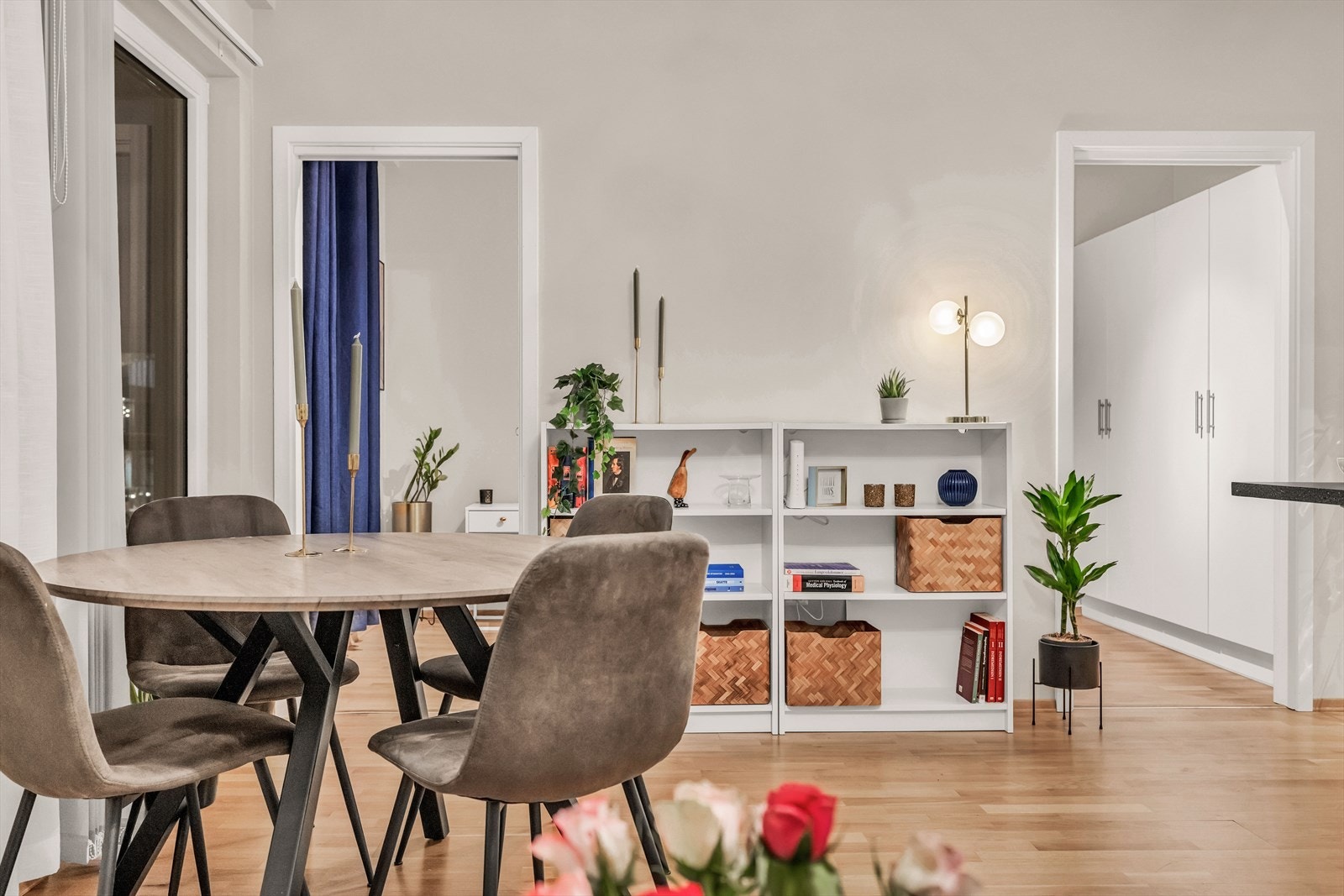 Fra stuen er det adkomst til soverom. Galleribilde