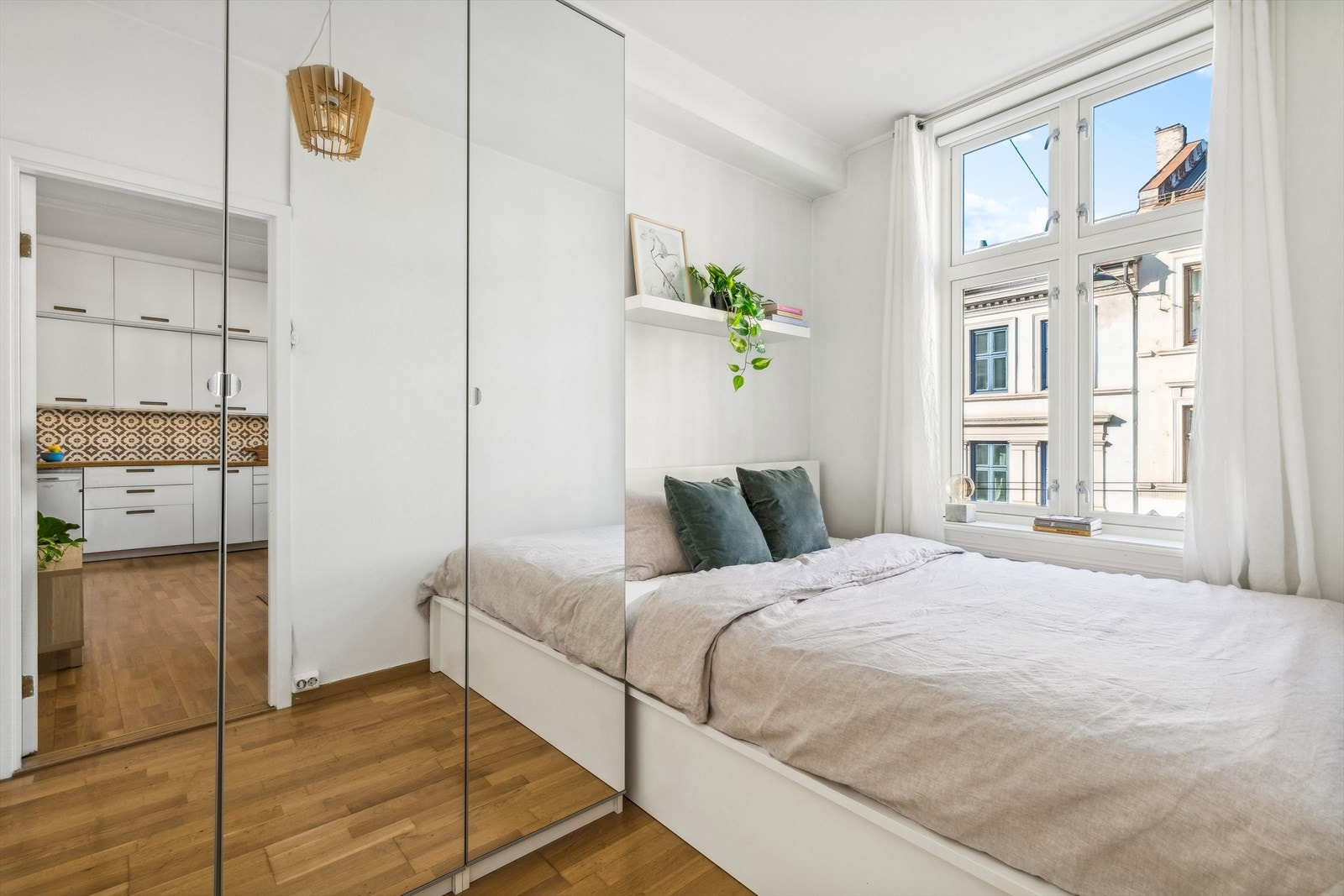 Soverommet er innredet med praktisk garderobeløsning og har plass til dobbeltseng. Galleribilde