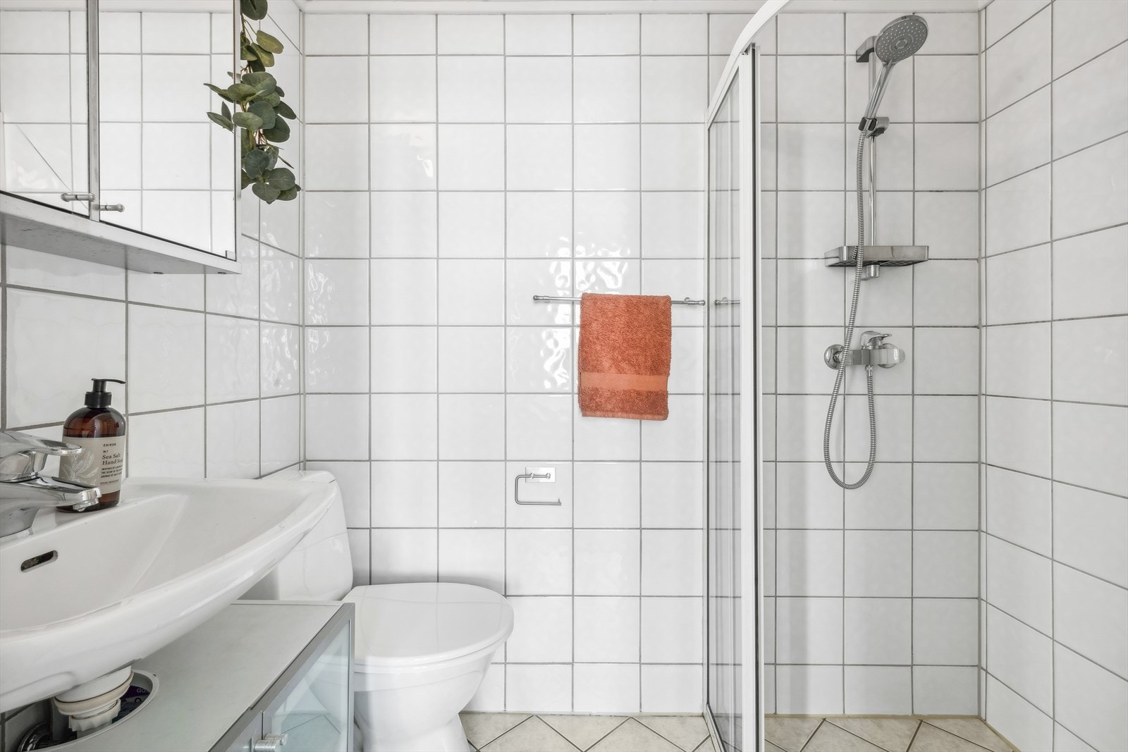 Flislagt bad med malt strie i himling og elektriske varmekabler i baderomsgulvet. Galleribilde