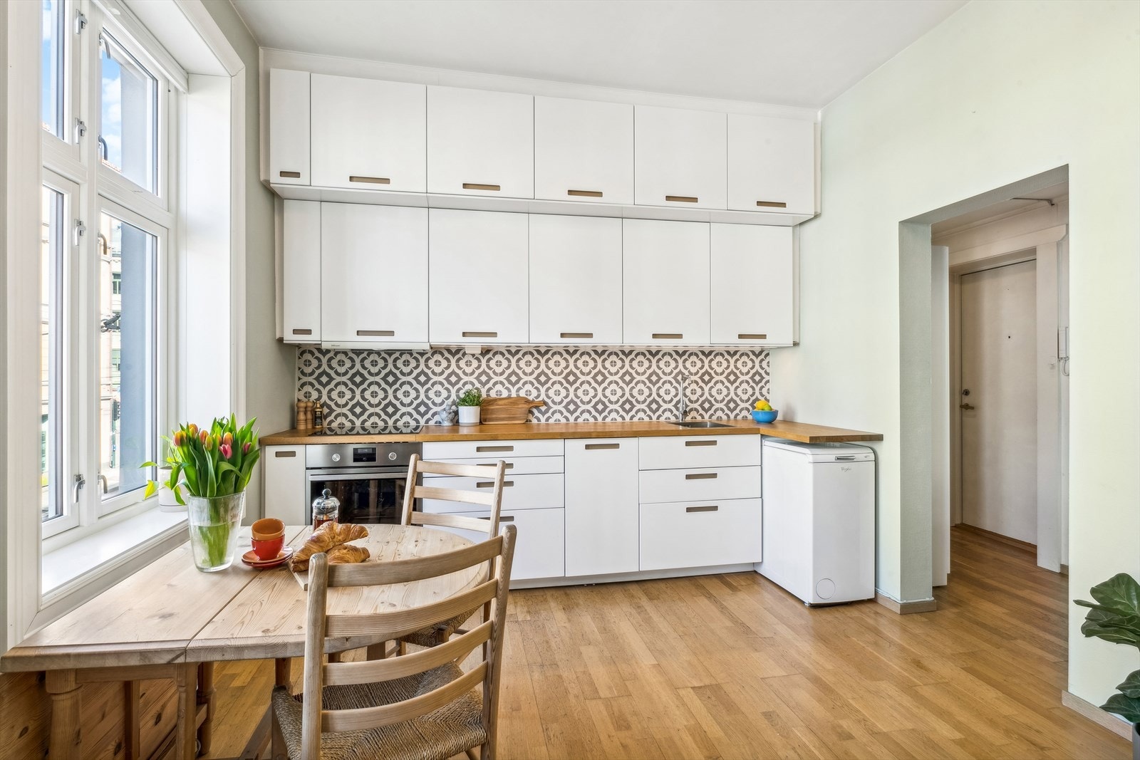 Mellom stuen og kjøkkenet er det plass til en spisegruppe, som skaper et naturlig skille. Galleribilde