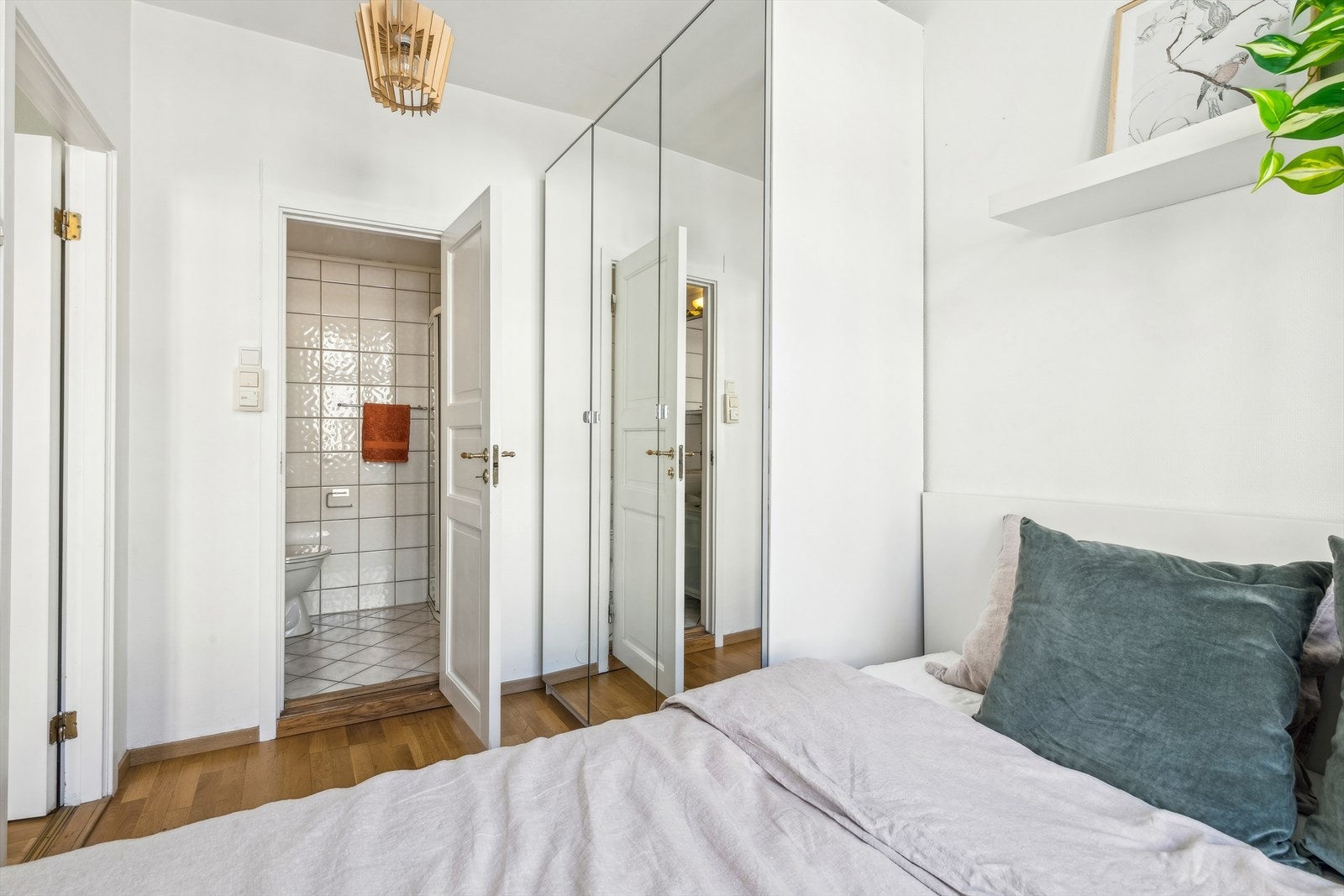 Det er godt med skapplass i medfølgende garderobe med speilfronter. Galleribilde