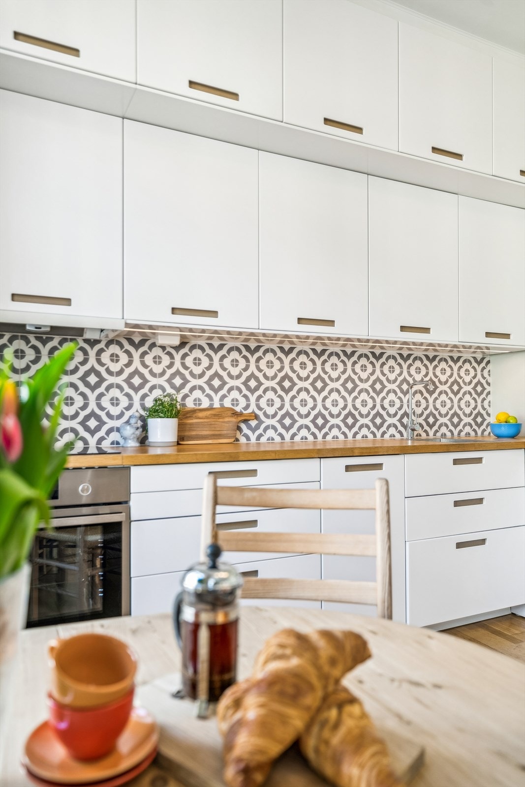 På kjøkkenet er det oppvaskmaskin, induksjonstopp, stekeovn, vannstoppsystem og komfyrvakt. Galleribilde