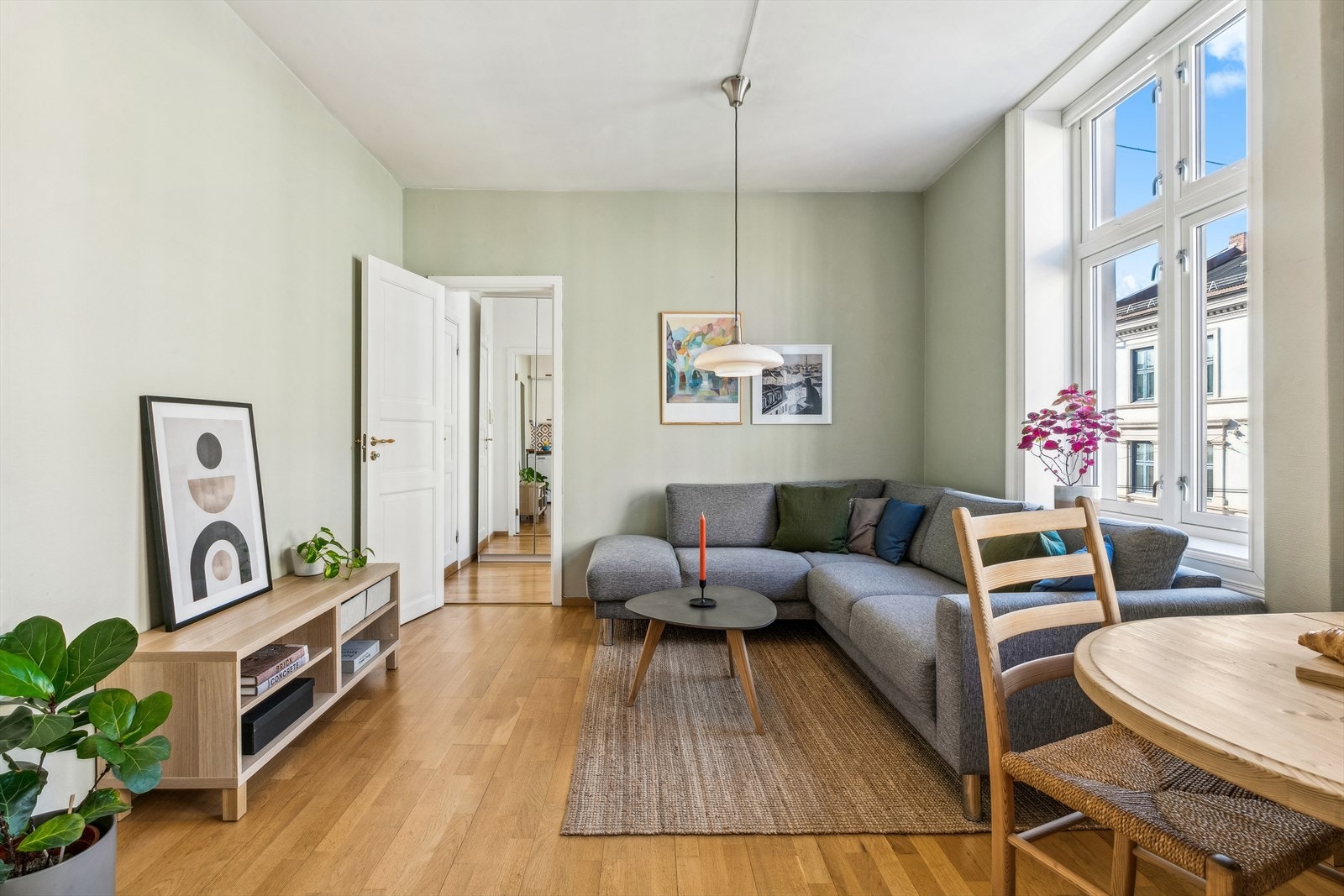 Lys og romslig stue med store vindusflater Galleribilde