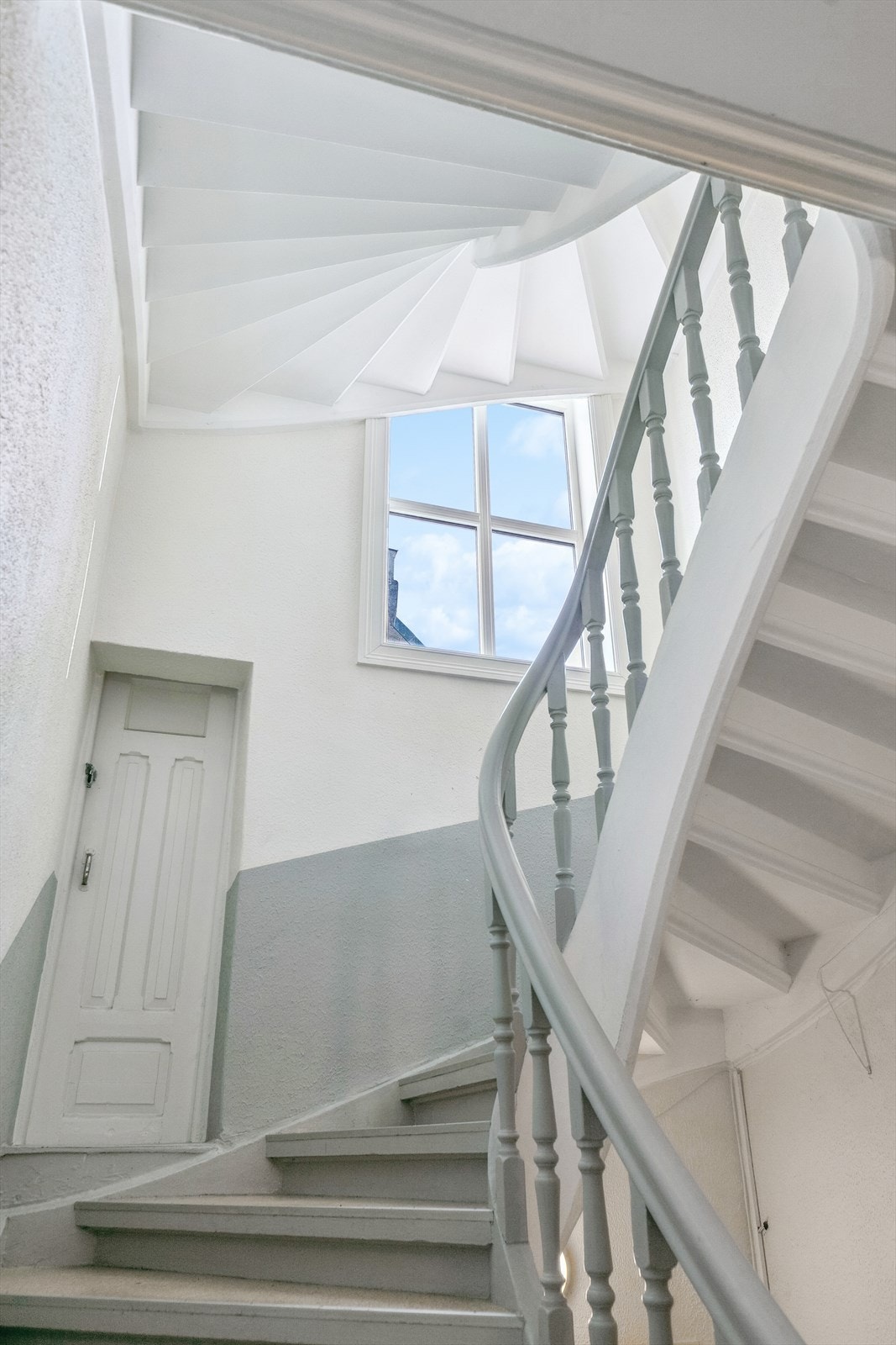 Leiligheten ligger i 2. etasje i en klassisk bygård fra 1890. Galleribilde