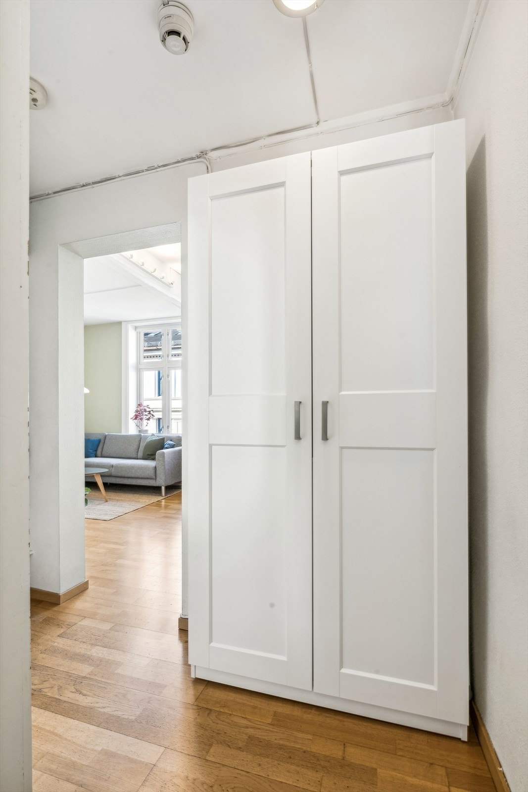 Det er plass til å henge fra seg yttertøy og sette fra seg skoene, i tillegg er det plass til en skjenk eller annet inventar. Galleribilde