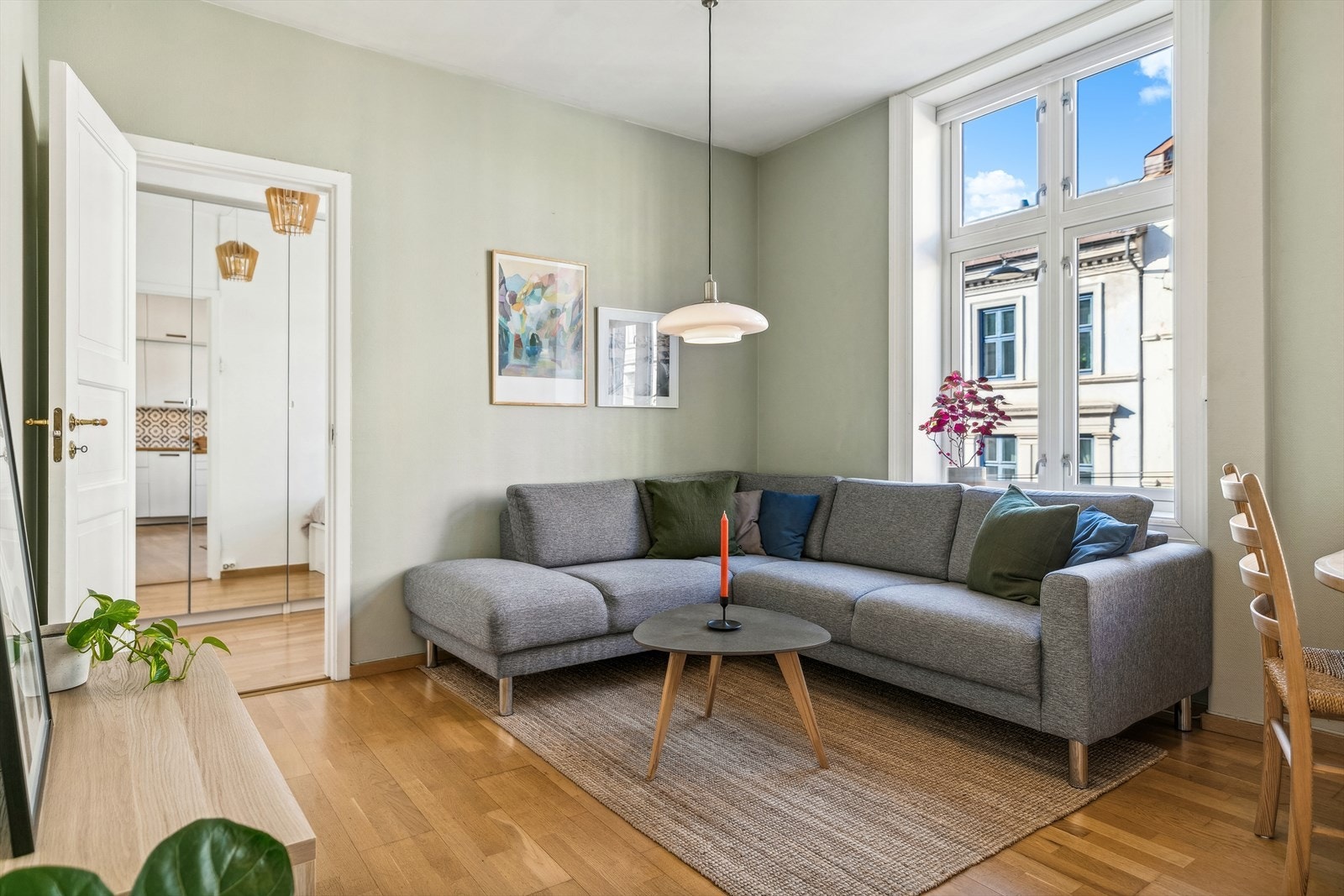 Leiligheten har en god planløsning med klassiske detaljer som store vindusflater (nye i 2023) og god takhøyde opp mot 2,98 meter i stuen. Galleribilde