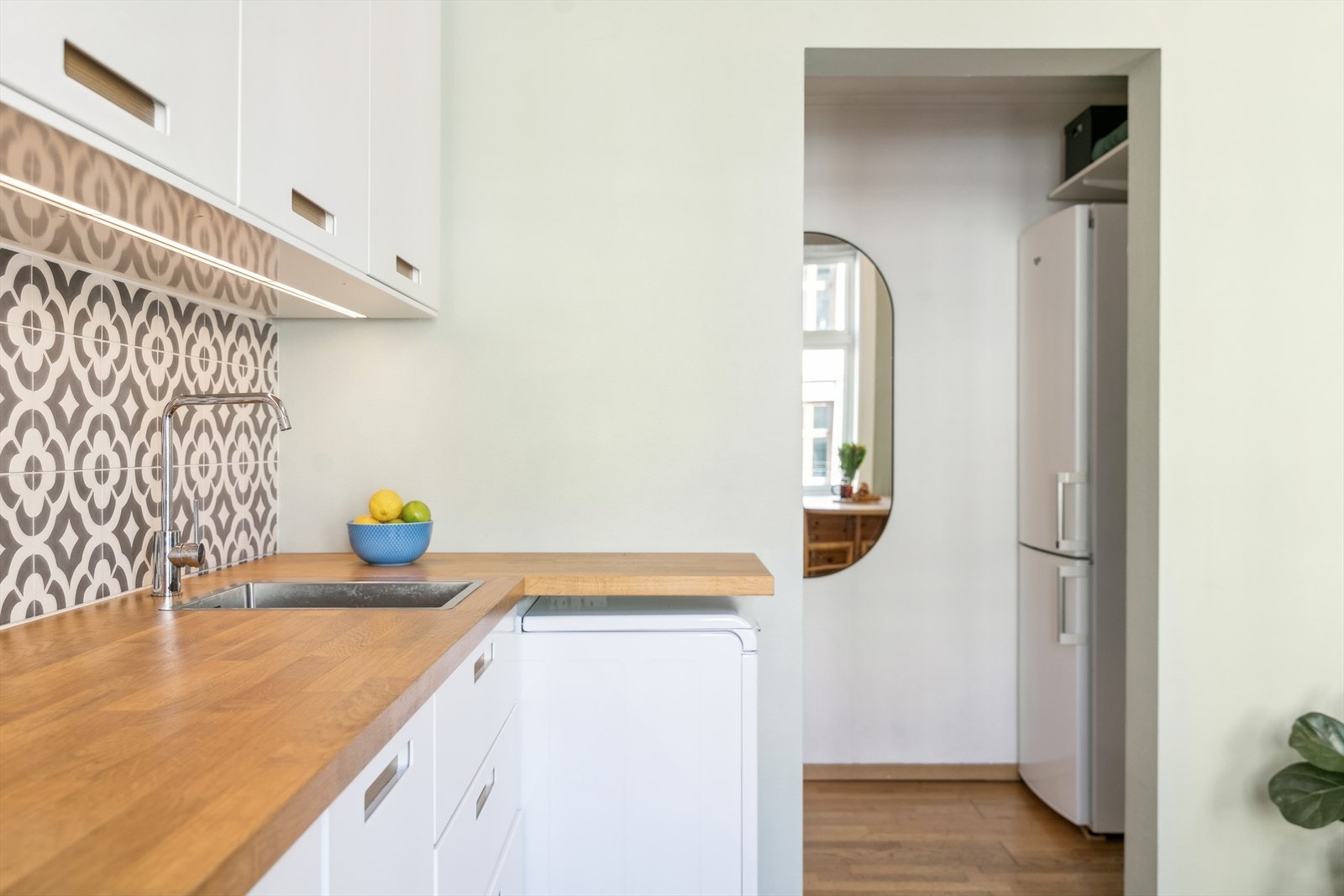 Det er montert opplegg for vaskemaskin, i tillegg har man tilgang til vaskerom med vaskemaskin og tørketrommel i kjeller. Galleribilde