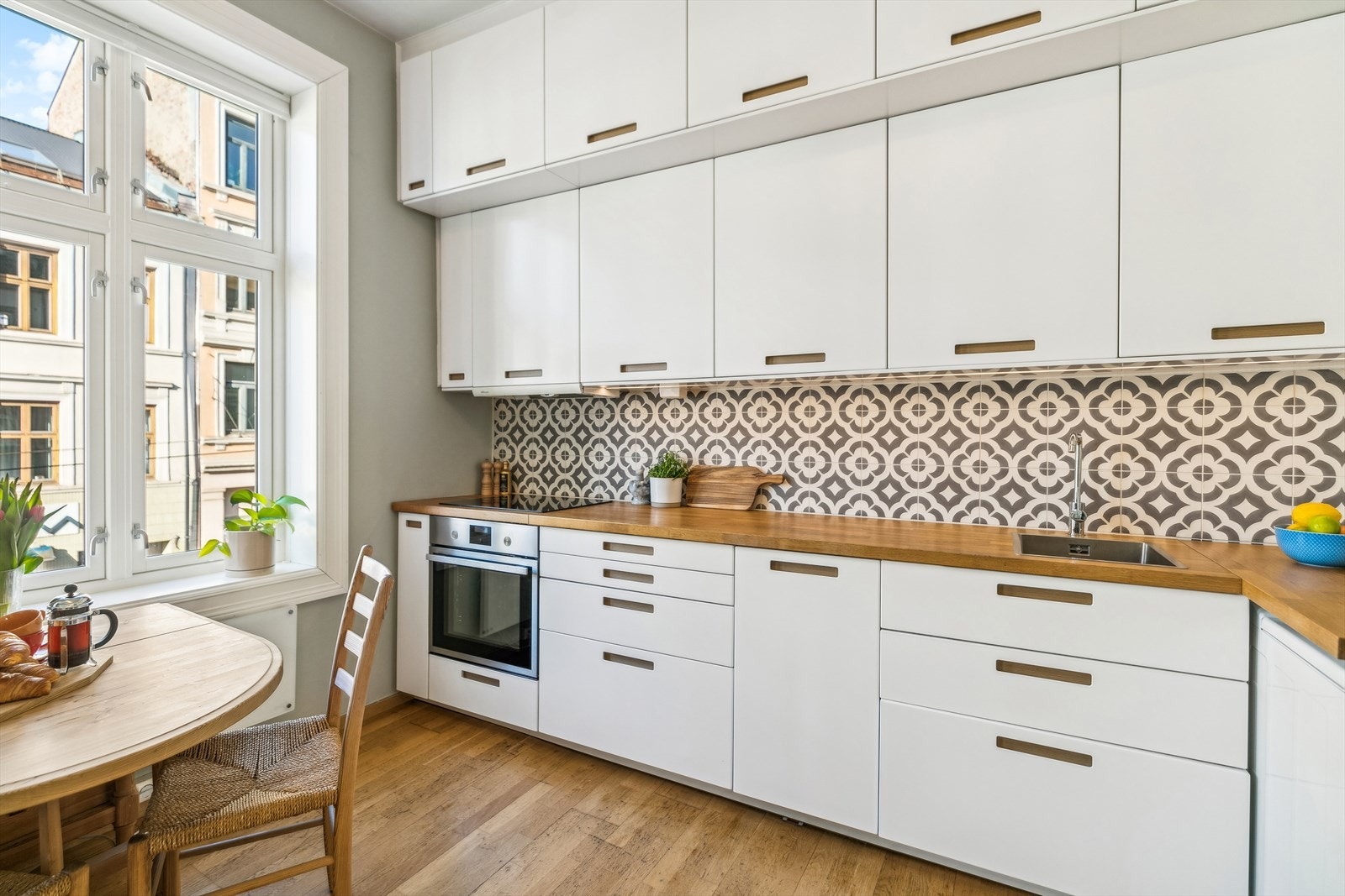 Det er doble overskap, noe som gir rikelig med ekstra lagringsplass. Galleribilde