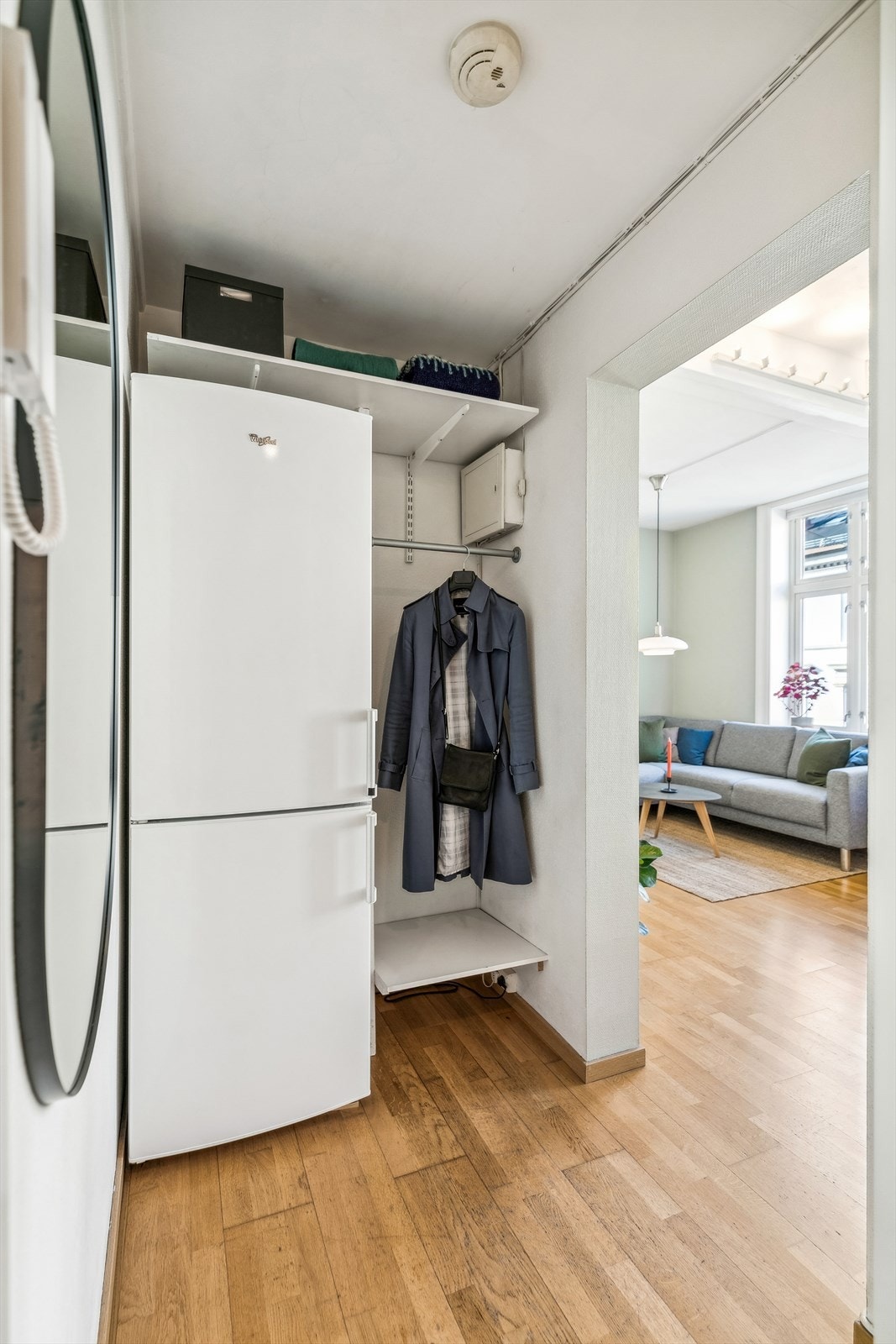 Praktisk entré med lysmalte vegger og parkett på gulvet. Galleribilde