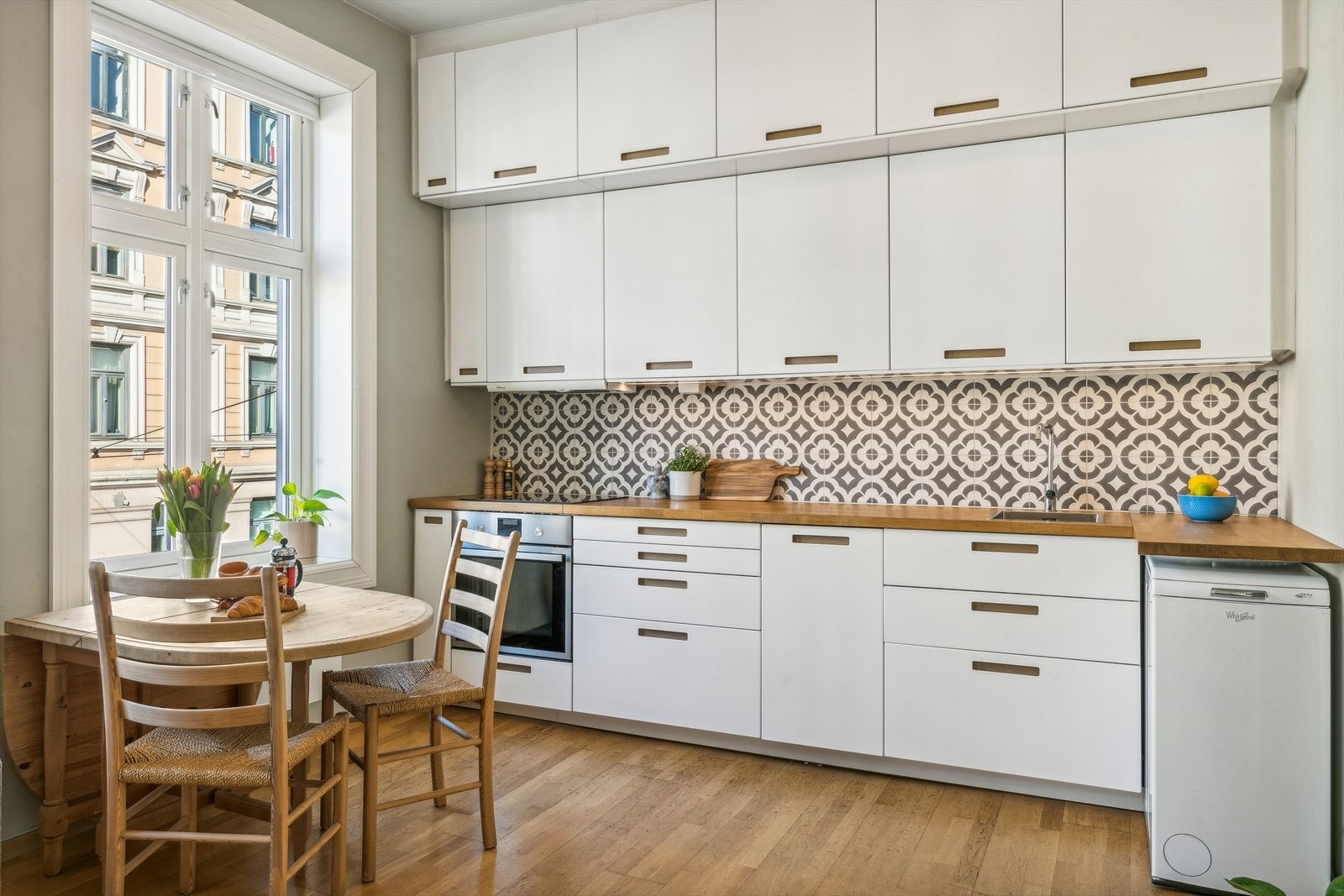 Lekkert kjøkken pusset opp i 2016, med godt med benkeplass. Galleribilde