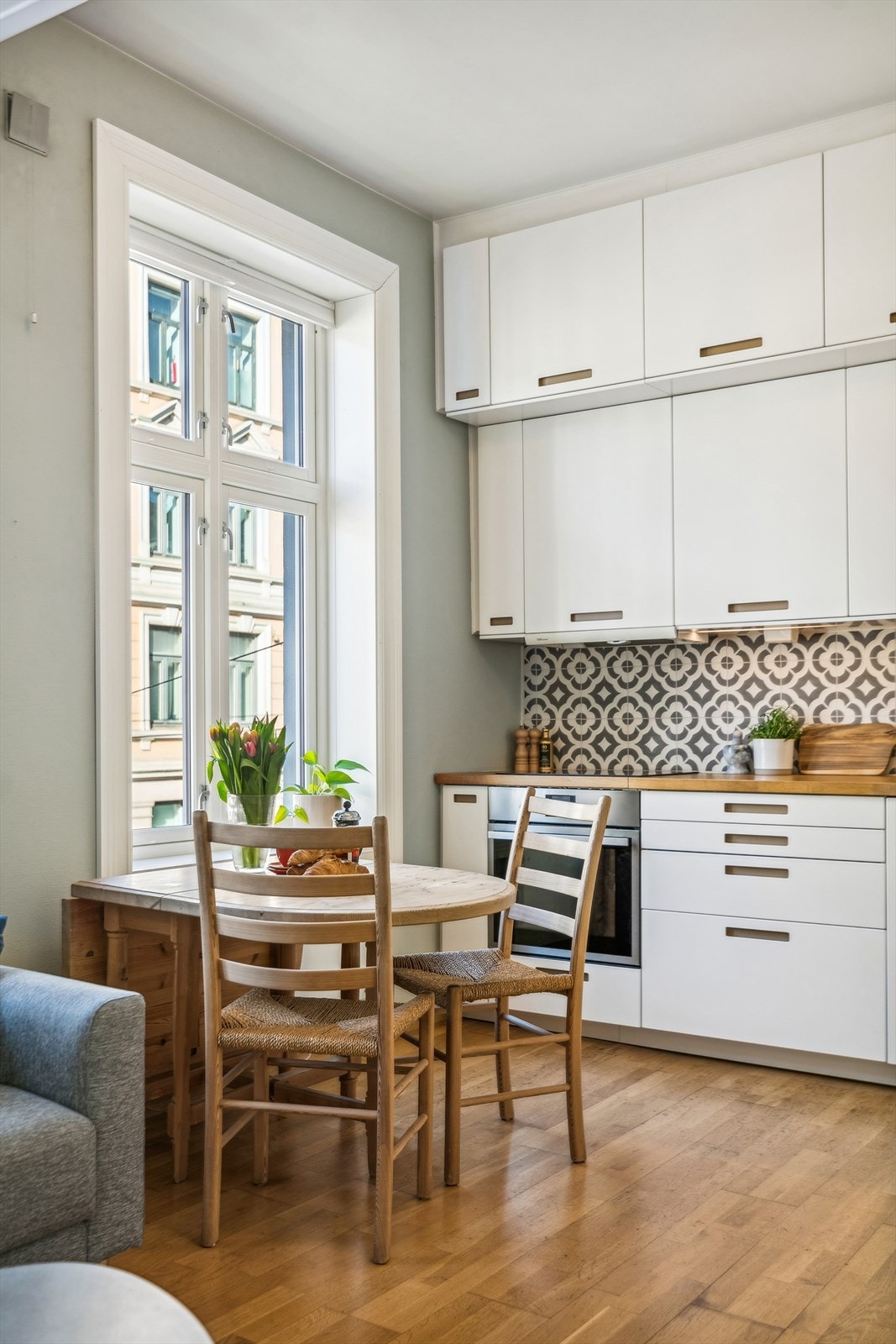 De store vinduene og den gode takhøyden skaper en unik atmosfære i boligen. Galleribilde