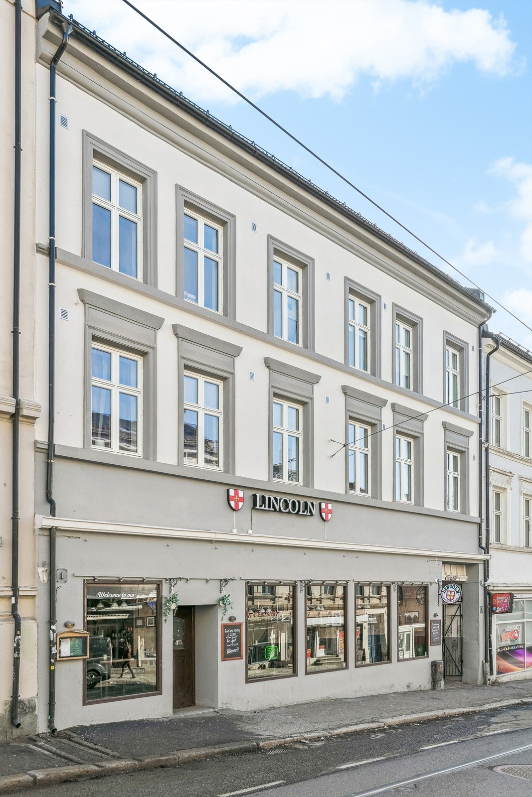 Det er gangavstand til handlegater, kaféer, et variert servicetilbud, samt offentlig kommunikasjon via buss og trikk. Galleribilde