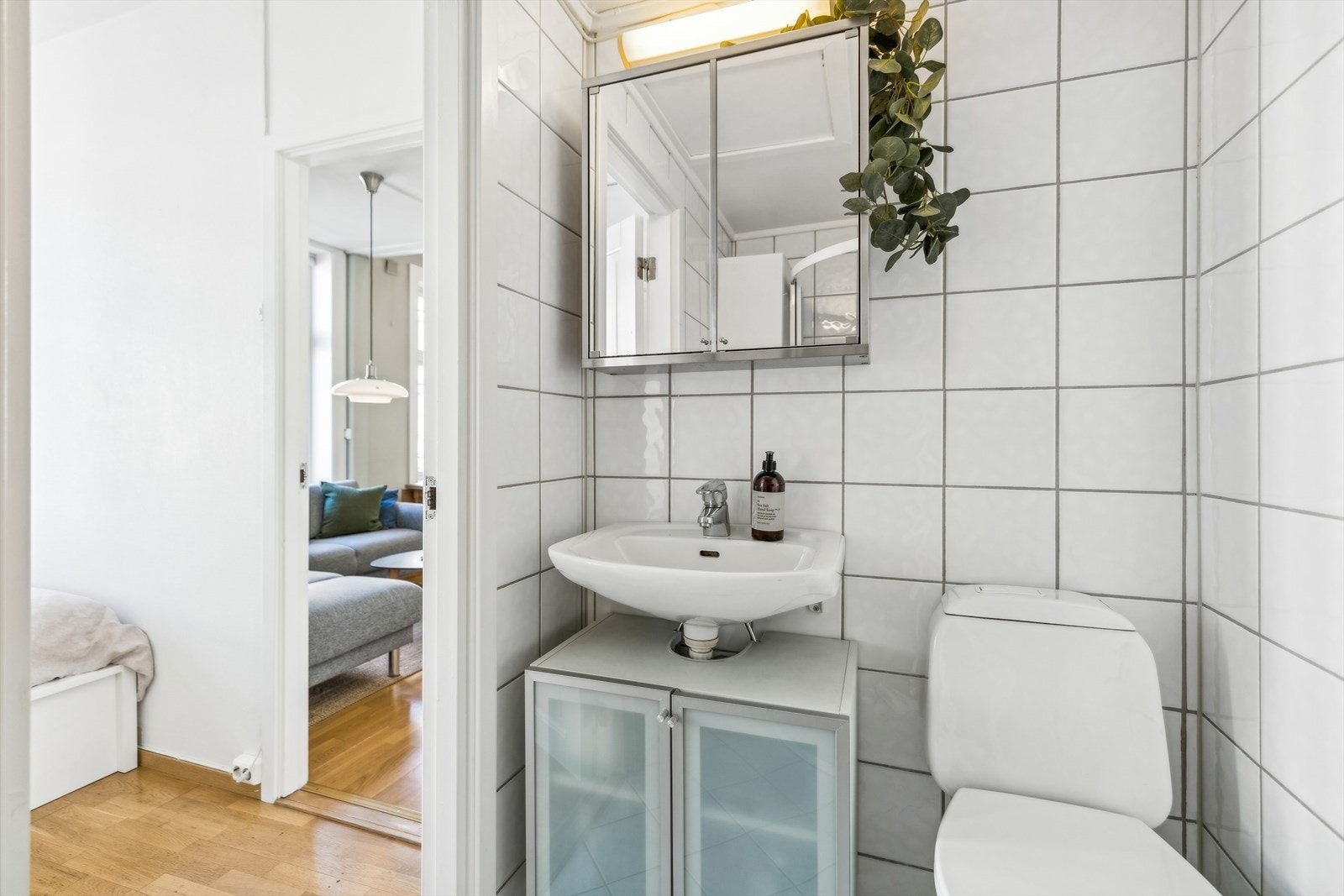 Badet er bestående av dusjhjørne med glassvegger, servant, speilskap og toalett. Galleribilde