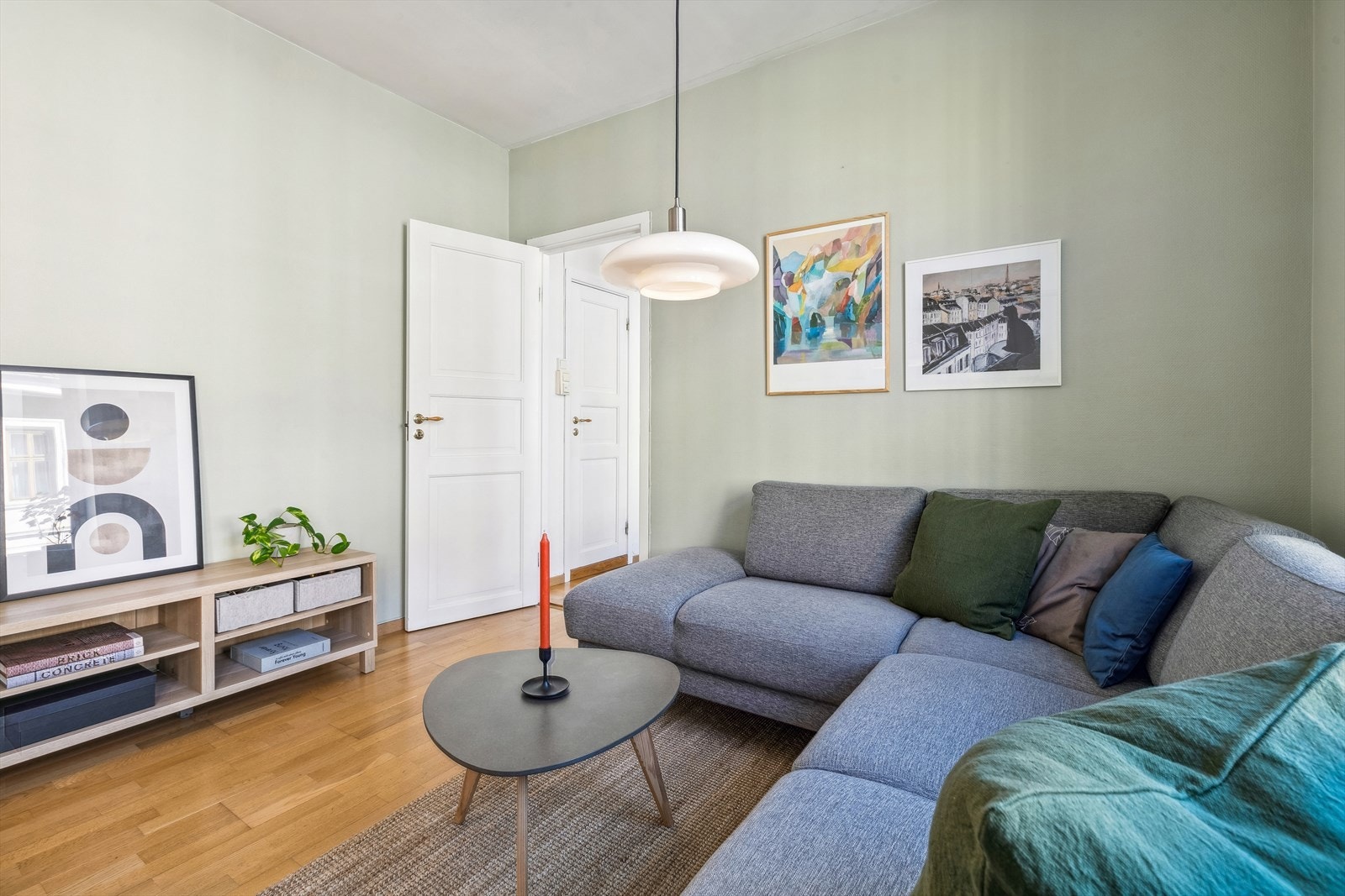 I stuen er det plass til hyggelig sofakrok, ønsket medie- og oppbevaringsmøblement, samt et spisebord. Galleribilde