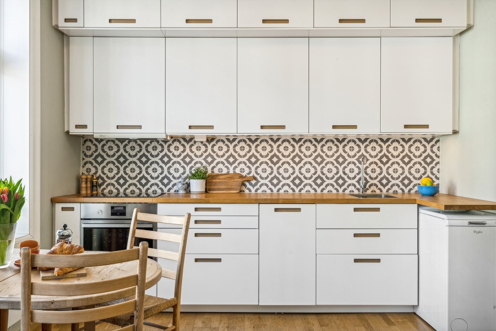 Kjøkkenet har innredning med glatte fronter og benkeplate av heltre. Galleribilde