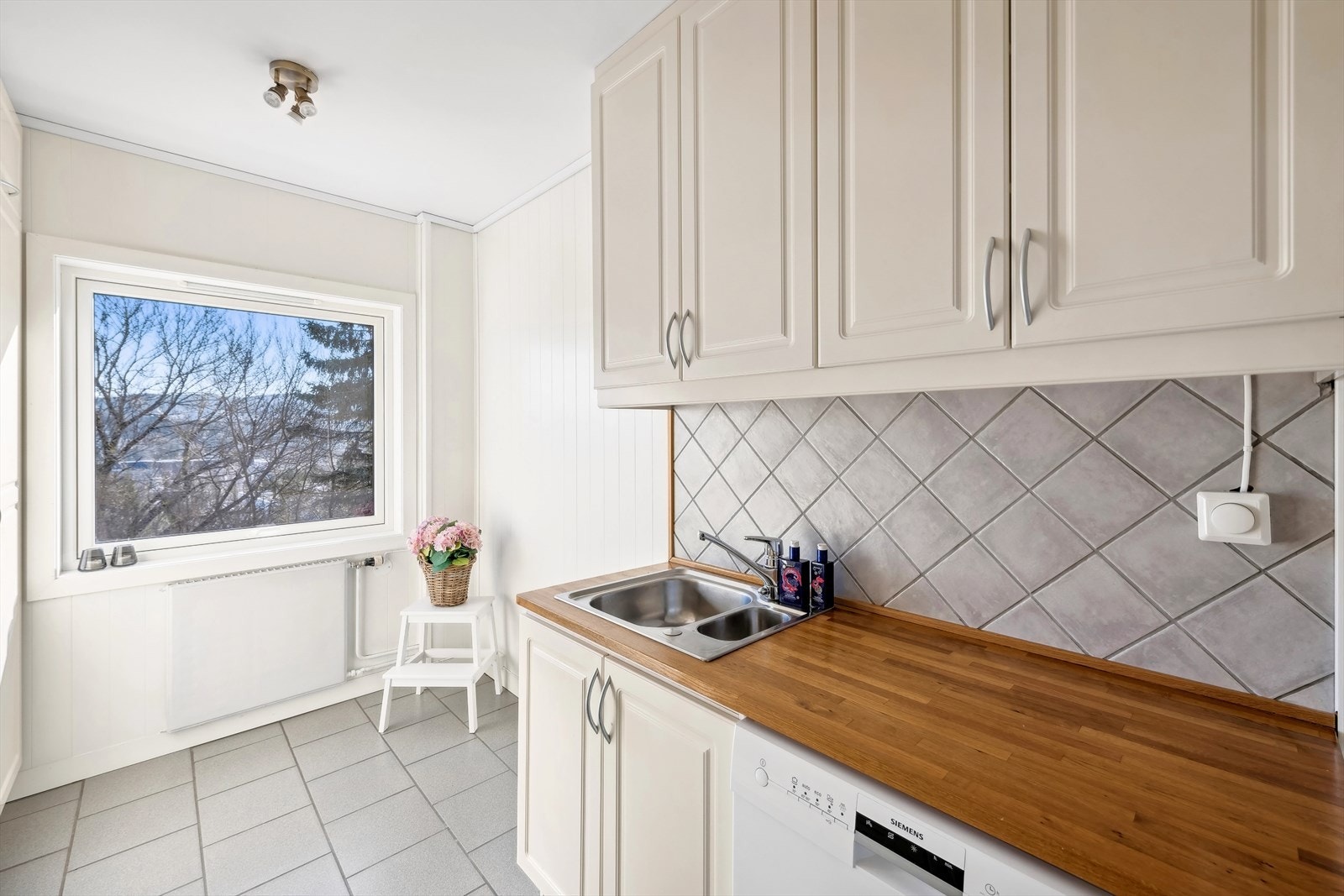 Det er god plass til et hyggelig frokostbord på kjøkkenet. Galleribilde