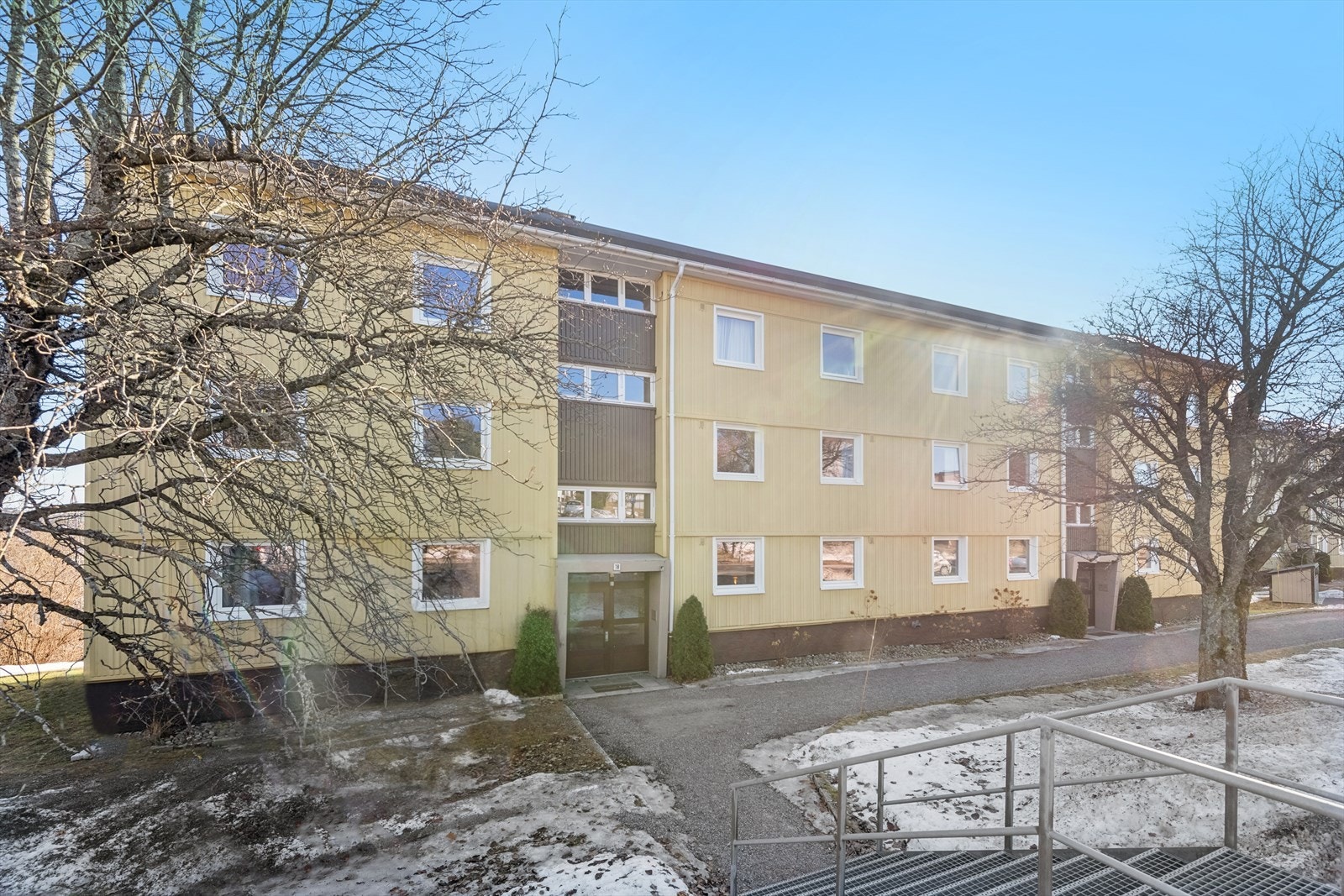 Leiligheten ligger i høy 1. etasje med enkel adkomst. Galleribilde