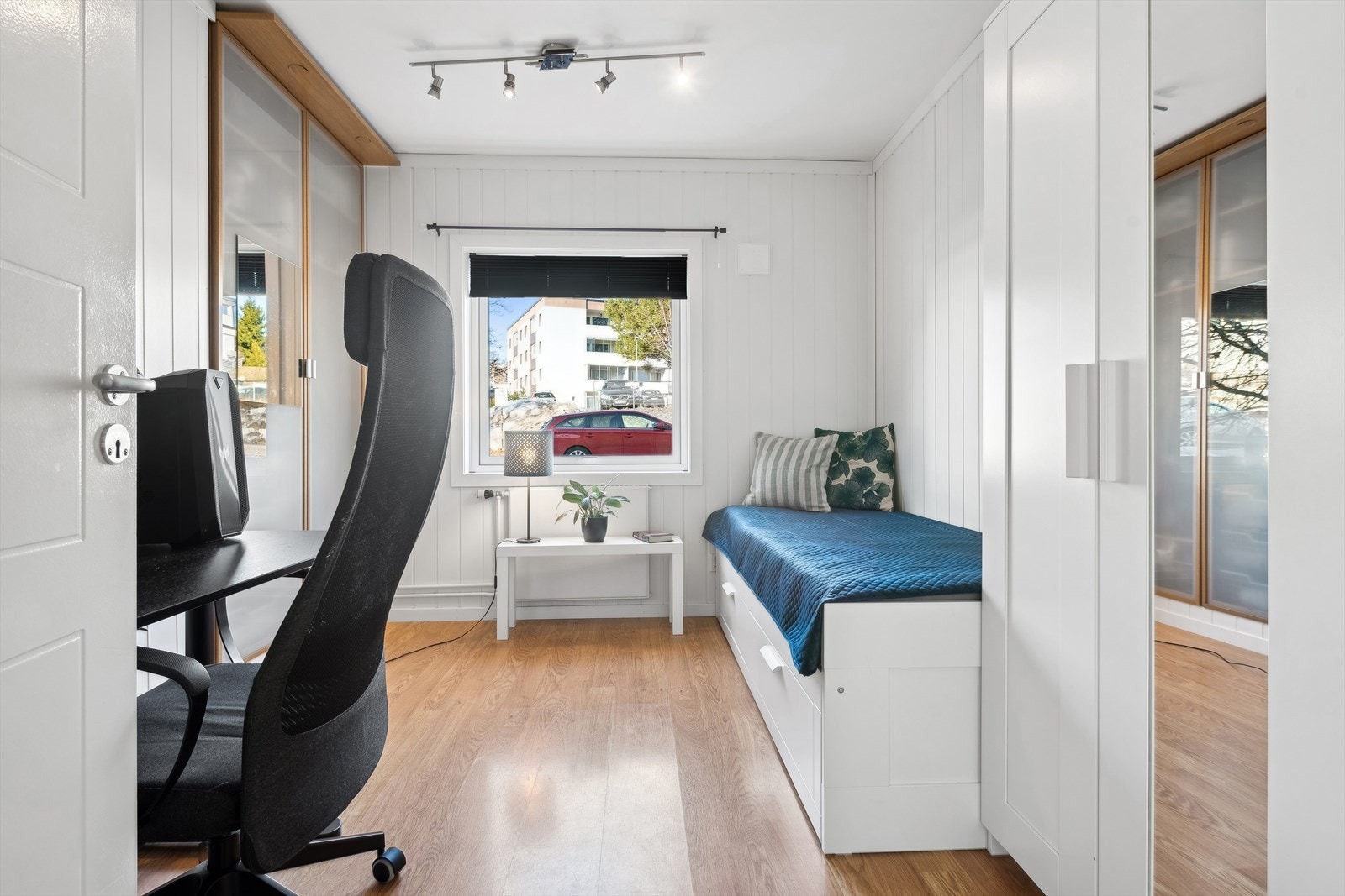 Soverom nr. 2 med adkomst fra gangen. Også med garderobeskap og sentralfyring. Galleribilde