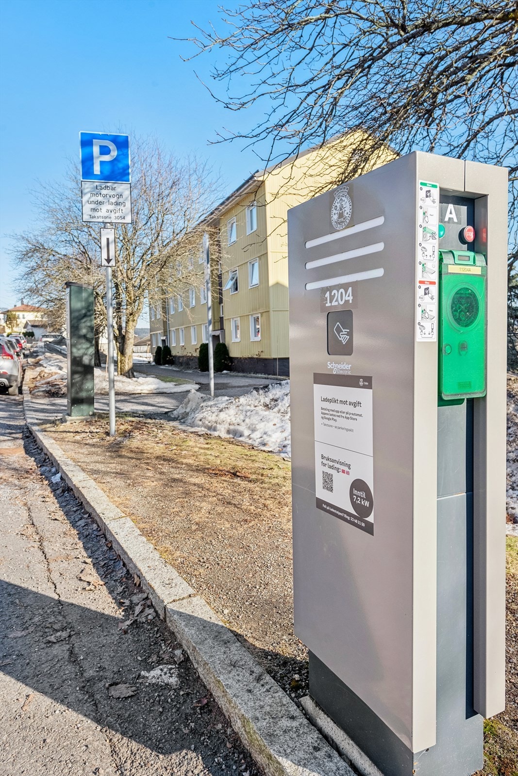 Det er flere gratise parkeringsplasser og kommunale ladeplasser. Galleribilde