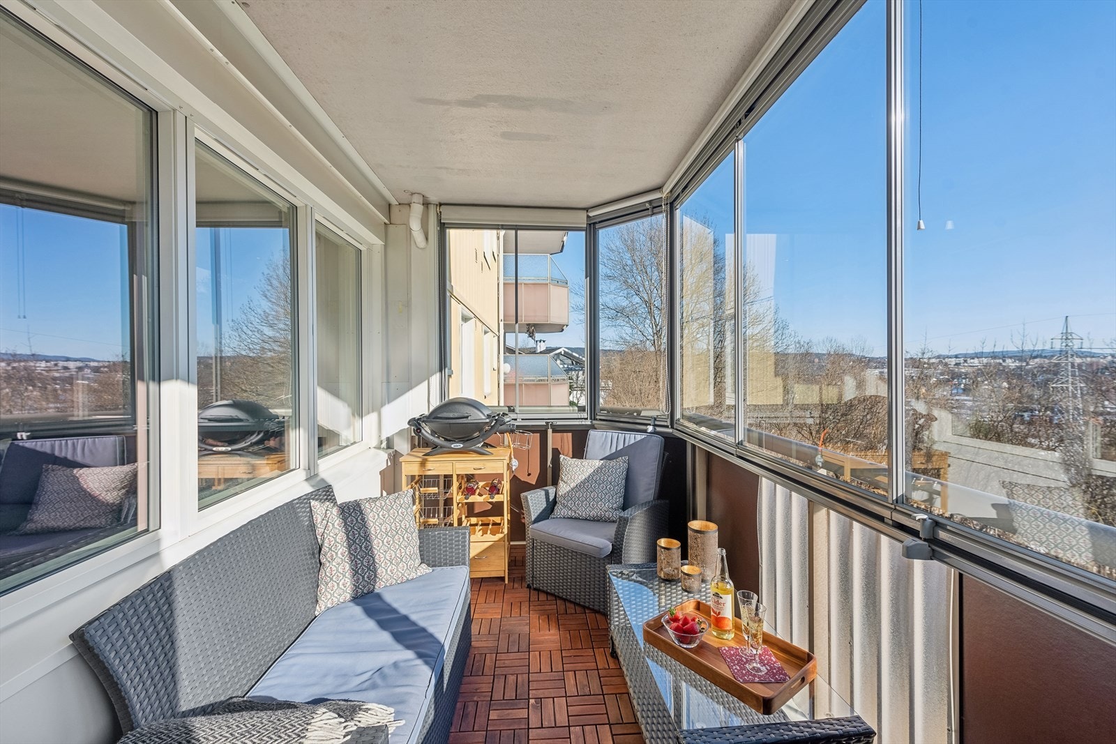 Det er god plass til grillen, utemøbler og et godt selskap. Galleribilde