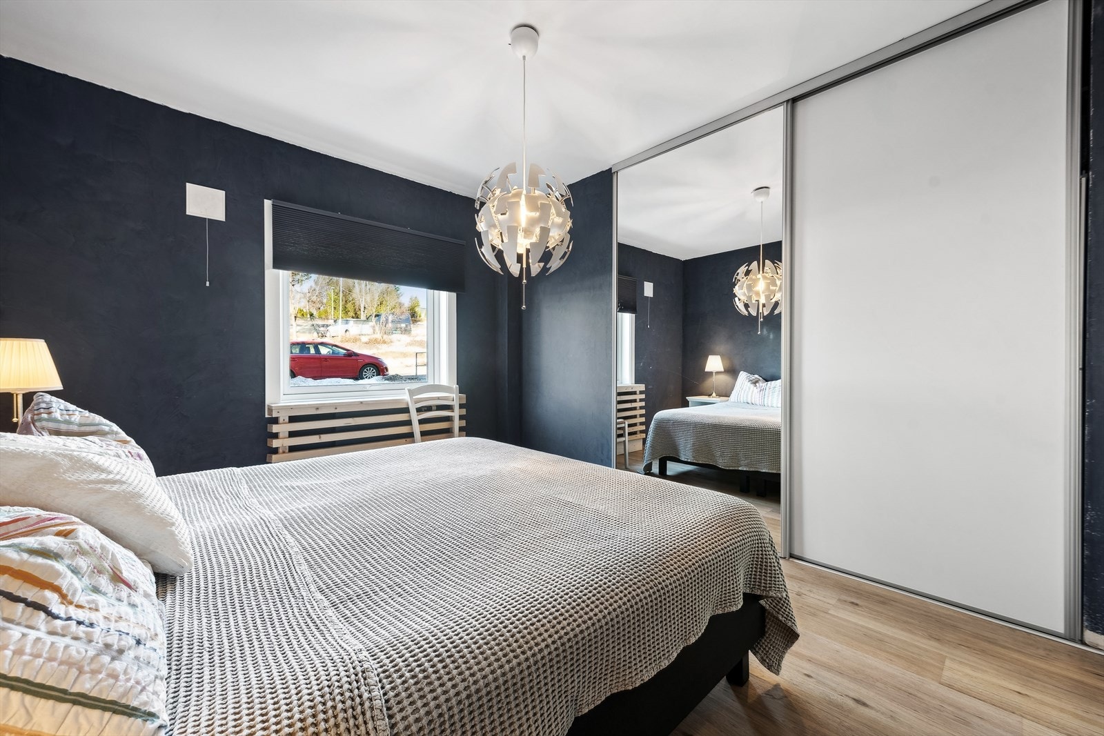 Stort garderobeskap med skyvedører. Her er det rikelig med oppbevaringsplass. Galleribilde