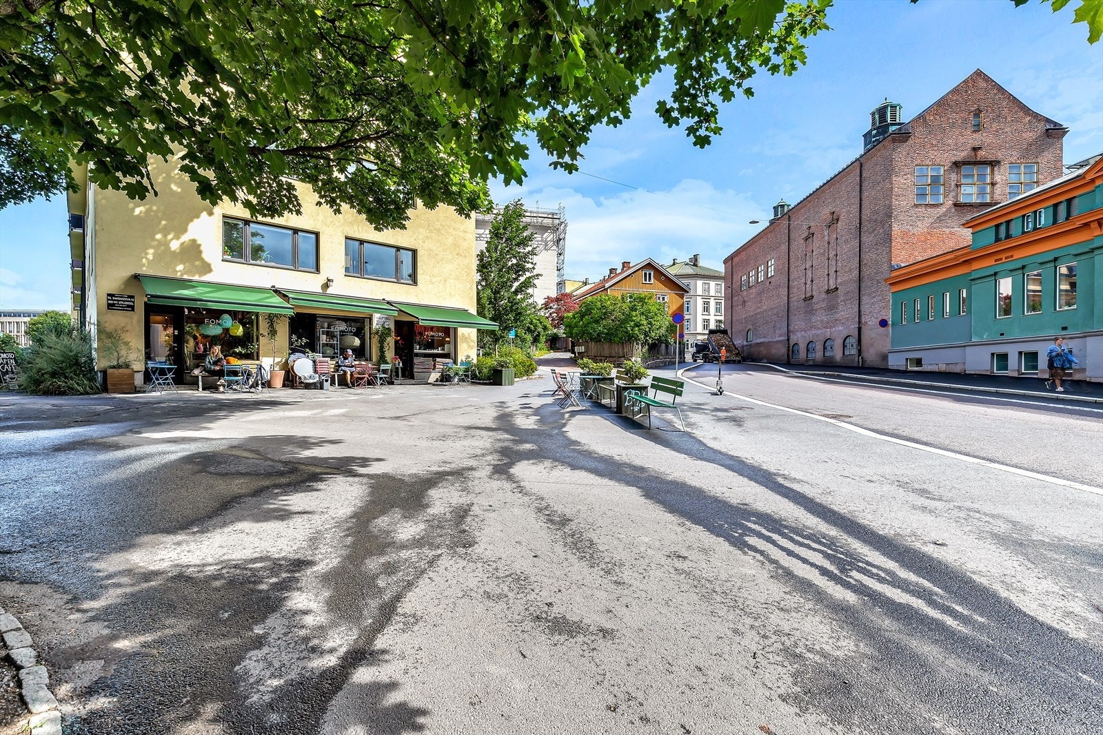 Runder du hjørnet finner du Fotomo Café og designbutikk. Dette er en kul kafé som serverer herlige matretter og nystekte vafler! Så her kan du få tak i en matbit, kaffe og handle inn nytt interiør til hjemmet dit - alt på samme sted! Galleribilde