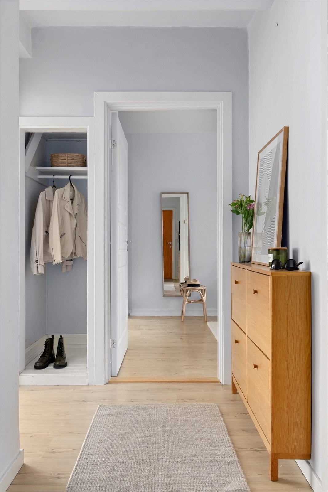Entré - Velkommen hjem. God plass i entréen til oppbevaring langs vegger og i nisjen med muligheter for oppheng av yttertøy. Galleribilde