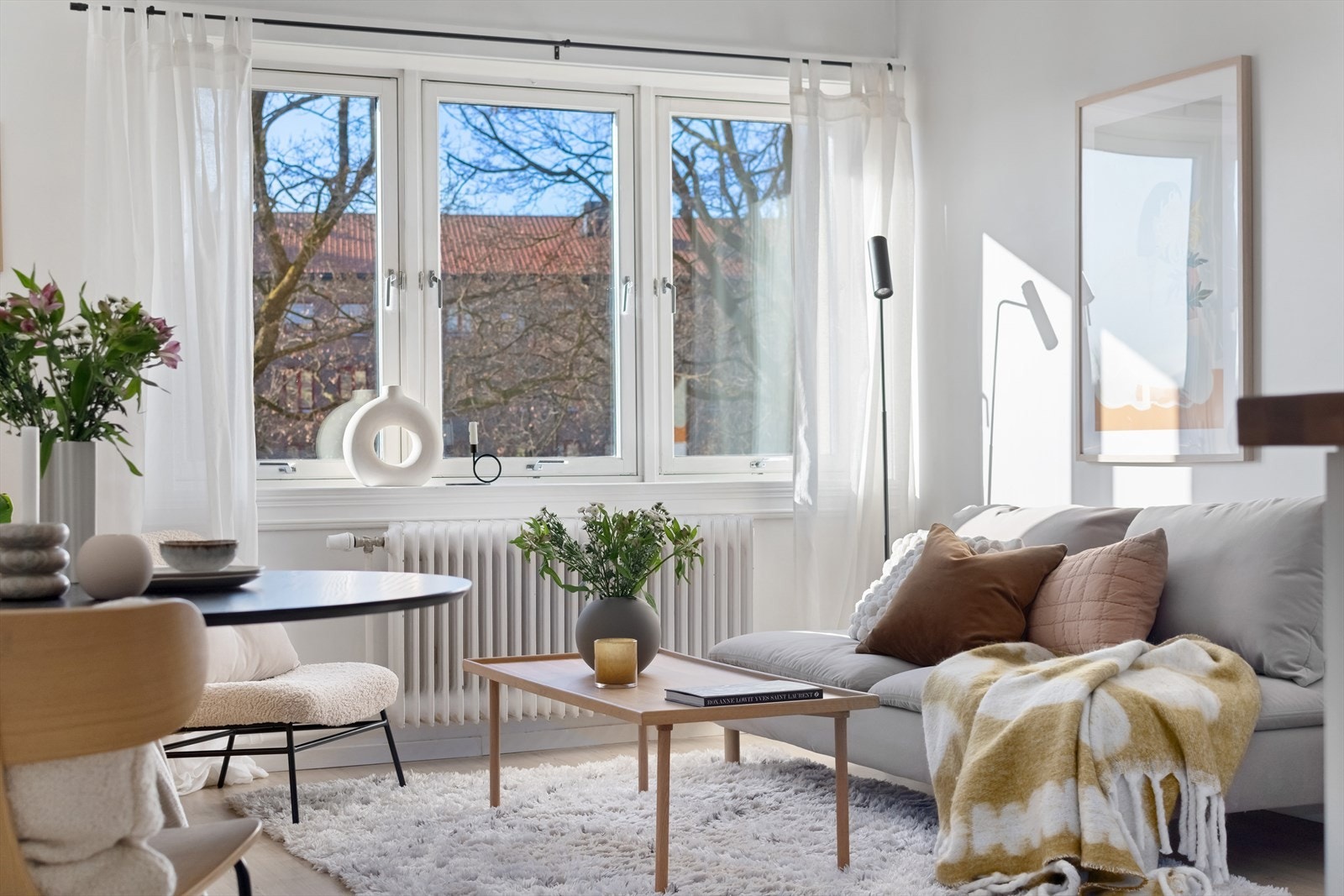 I stuen er god plass til sofa, tv-møbler og spisebord Galleribilde