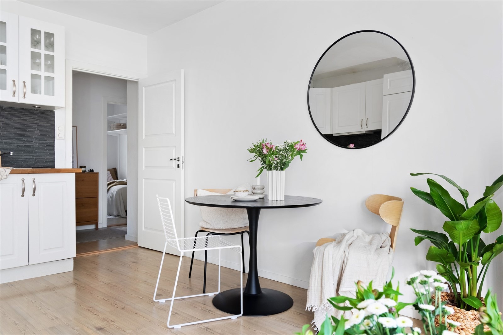 Det er god plass til et hyggelig spisebord Galleribilde
