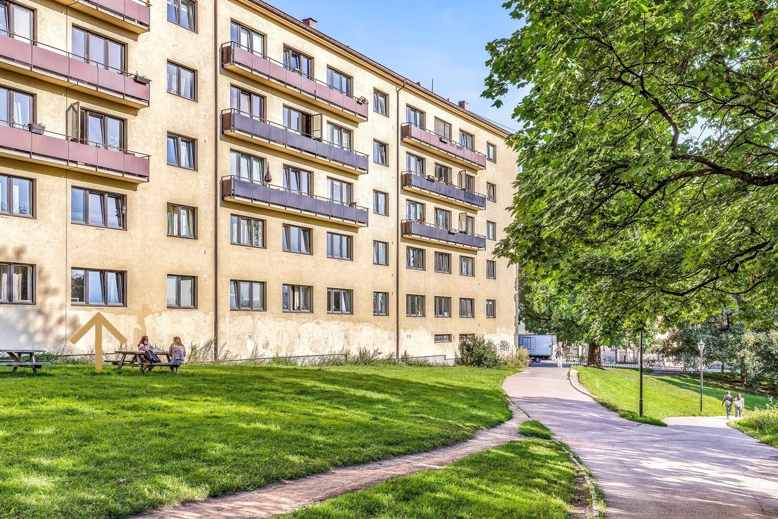 Leiligheten ligger i en høy 1.egt og legg merke til høyden - se pil. Galleribilde