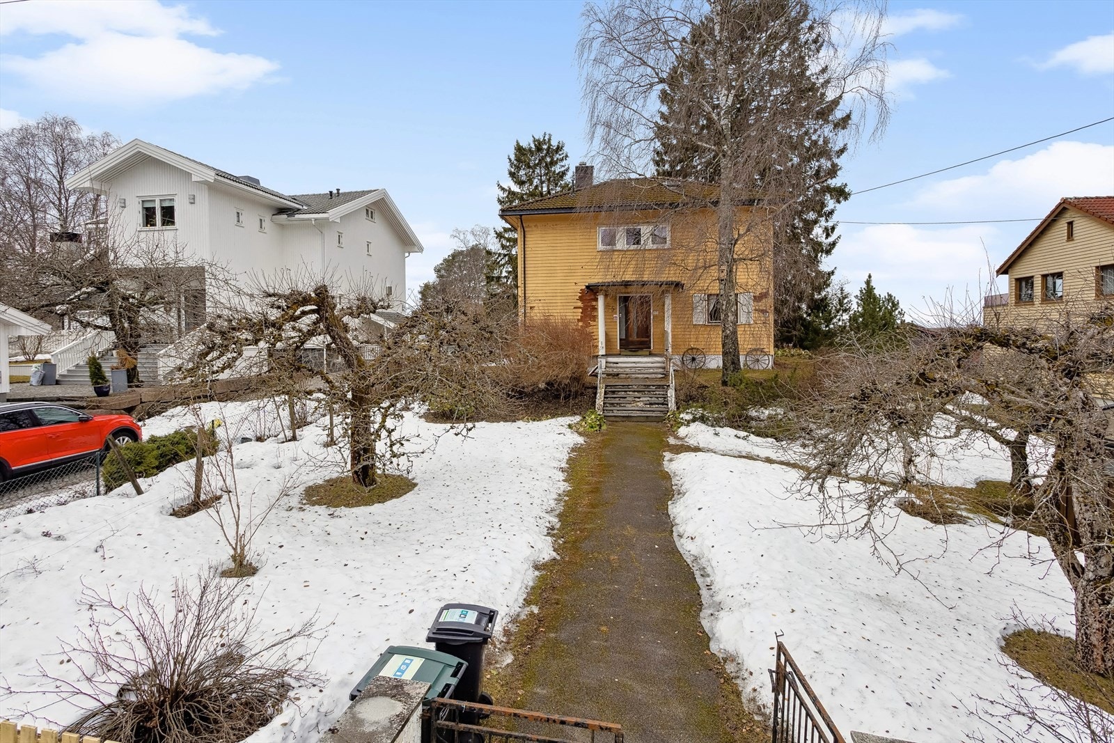 Hel tomannsbolig på 222 kvm BRA-I fra 1930-tallet omkranset av en stor og frodig tomt på 1411.5 m Galleribilde