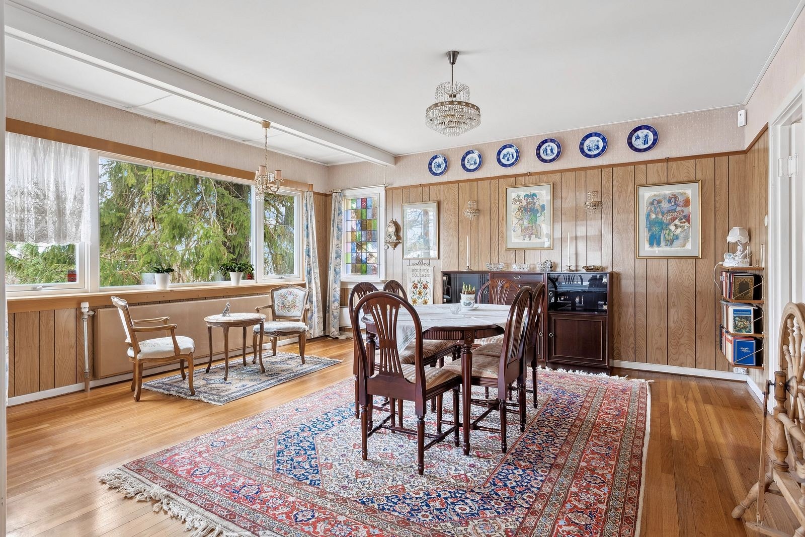 Store vinduer slipper inn rikelig med lys. Galleribilde