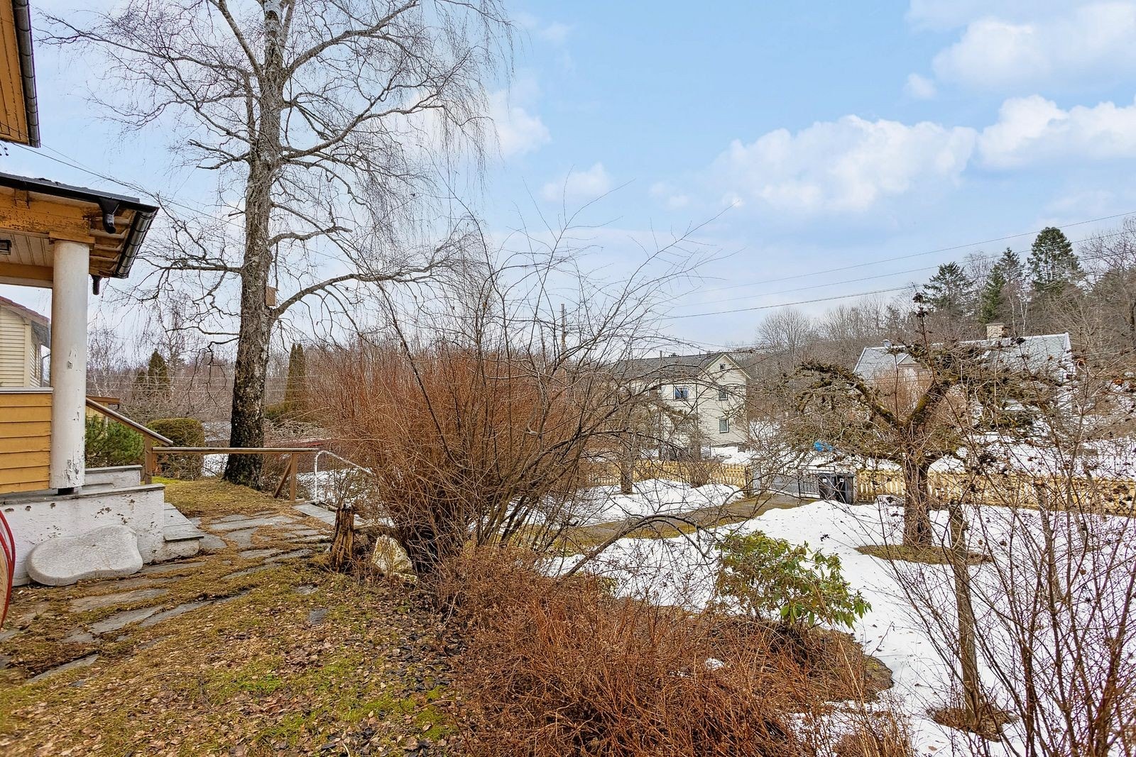 Eiendommen ligger idyllisk til i Godlia, et barnevennlig og fredelig villaområde med gode oppvekstsvilkår, kort gange til flotte turområder, skoler, barnehager og fritidstilbud m.m Galleribilde