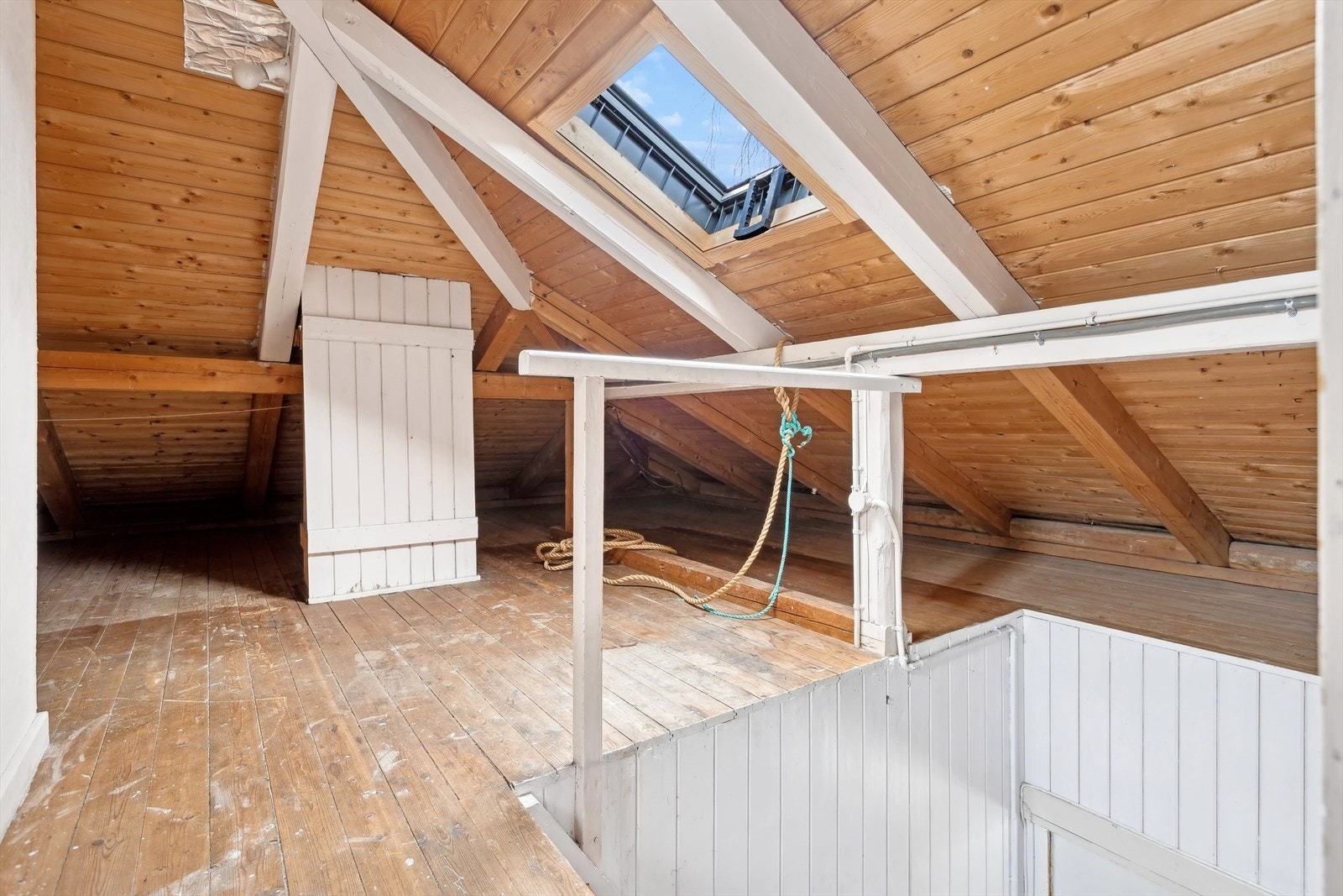 Loft- rikelig med lagringsplass. Galleribilde