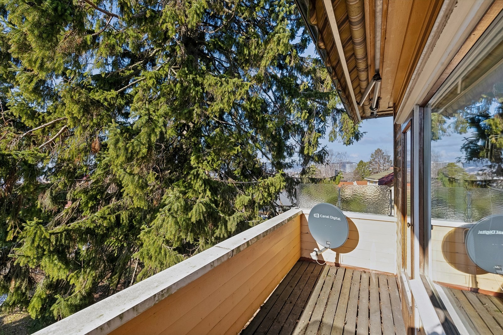 Balkongen byr på gode solforhold fra tidlig ettermiddag til sent på kveld. Galleribilde