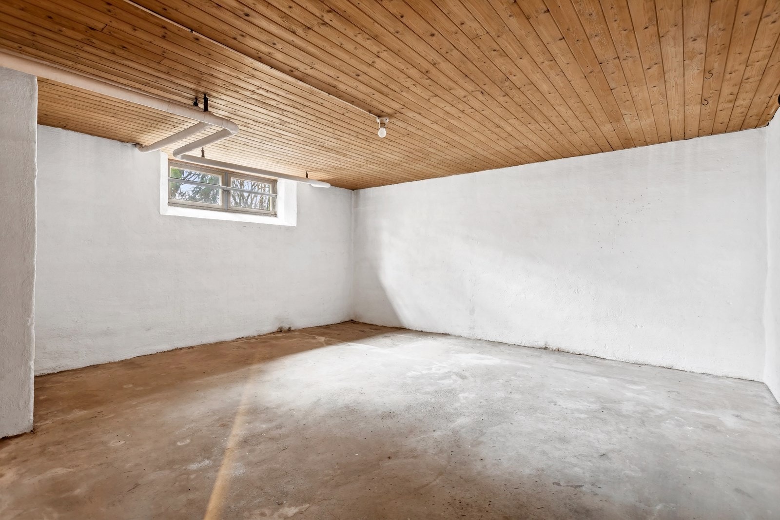 Det er rikelig med boltreplass og gode muligheter i boligens underetasje. Galleribilde