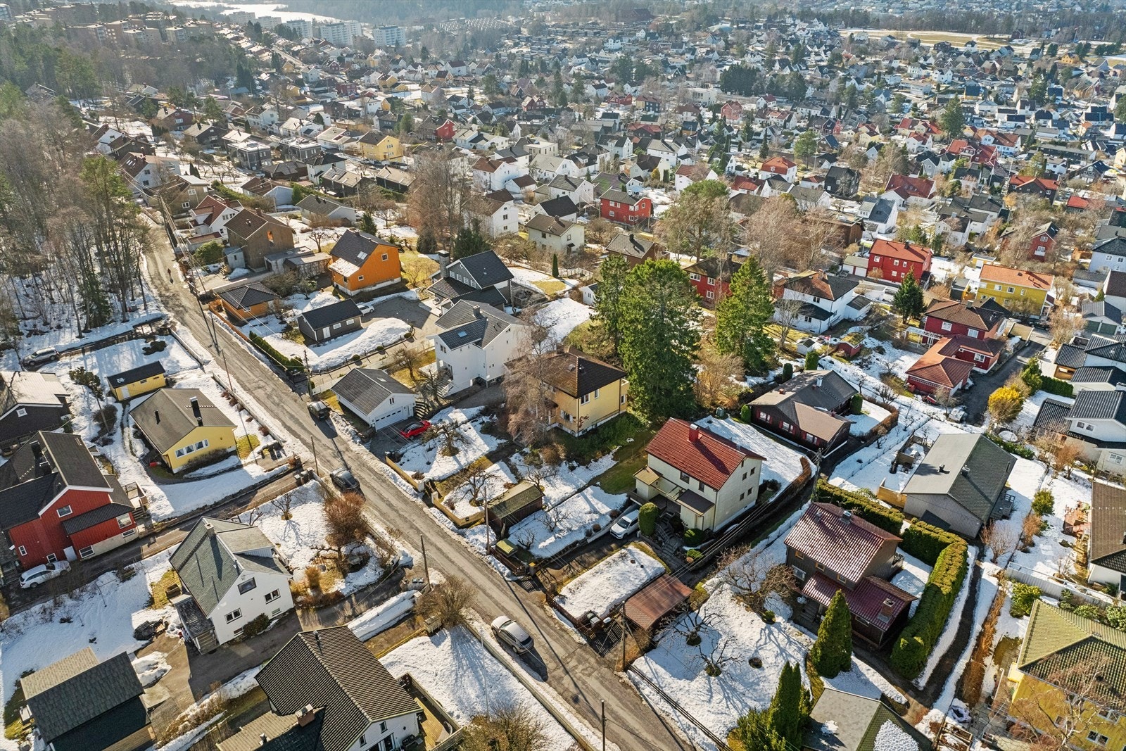 Særdeles sjelden mulighet - Ærverdig eiendom med stor tomt i barnevennlig og meget attraktivt boområde. Galleribilde