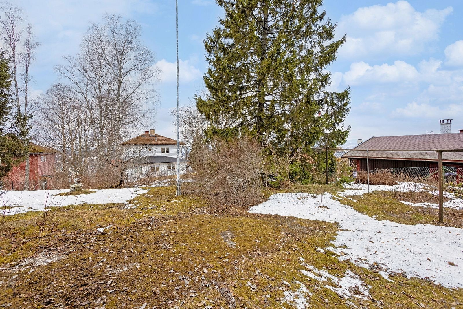 Omkranset av en stor og frodig tomt på 1411.5 m² hvor det er rikelig med boltreplass og gode muligheter for å kunne lage seg en oase. Galleribilde