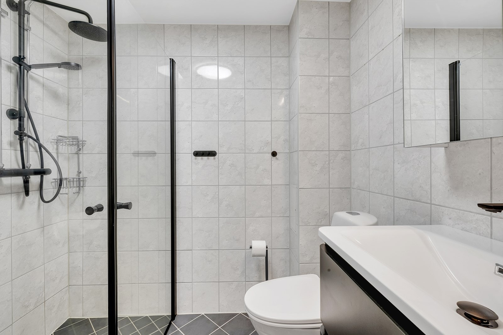 Pent bad med fliser på gulv og vegger, samt malt tak. Bad/wc ble rehabilitert i regi av borettslaget i 2007 med nye overflater, membranløsninger, sluk, røropplegg og sanitærutstyr. Galleribilde
