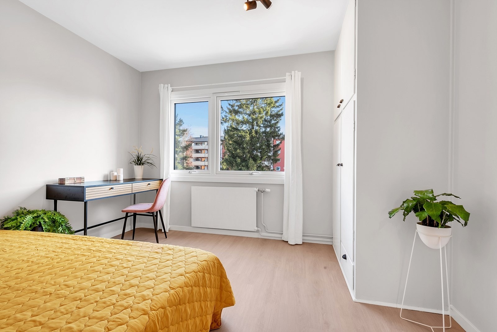 Soverom 2 med laminat på gulv, malte slette vegger og malt tak. Det er montert originale plassbygde garderobeskap. Galleribilde