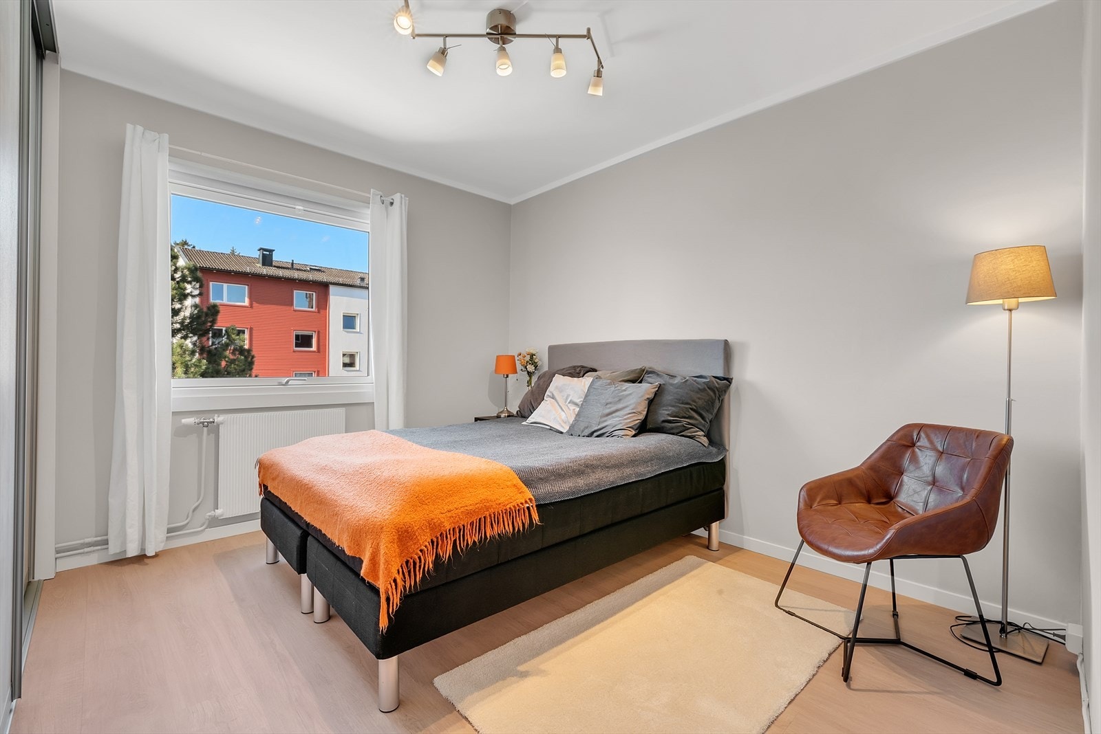 Hovedsoverom med laminat på gulv, malte slette vegger og malt tak. Her er det montert en stor og praktisk plassbygd skyvedørsgarderobe. Galleribilde