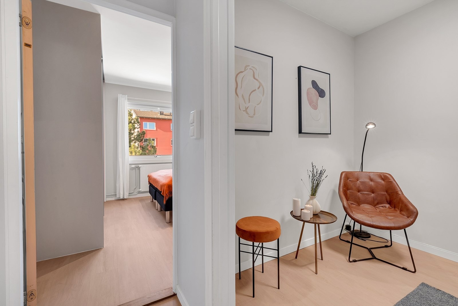 Omkledningsrom med laminat på gulv, malte slette vegger og malt tak. Her er det montert et garderobeskap samt skapinnredning med hyller og oppheng. Galleribilde