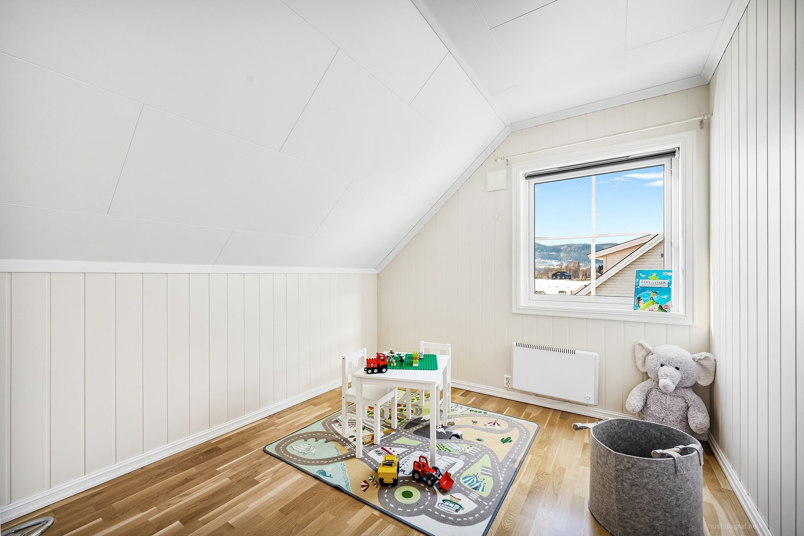 Soverom 2 med 3-stavs parkett på gulv, malte mdf-panelplater på vegger og folierte plater i himling Galleribilde