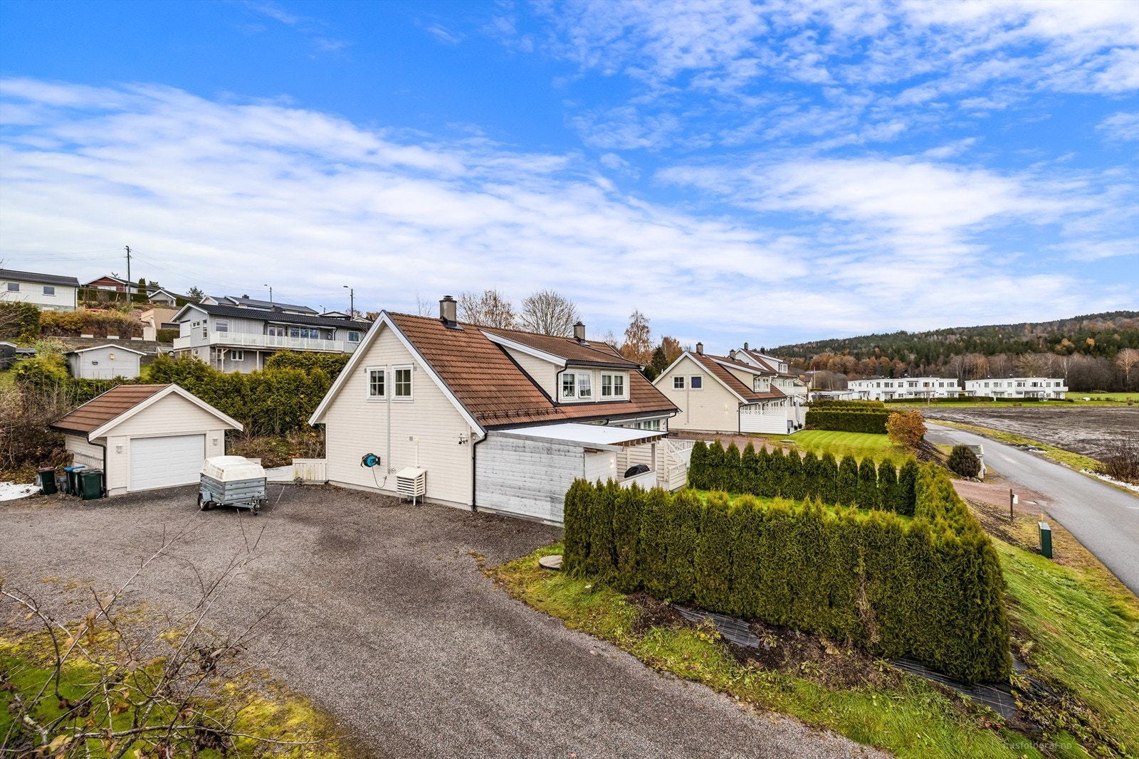 Forøvrig er det parkering på gruset gårdsplass Galleribilde