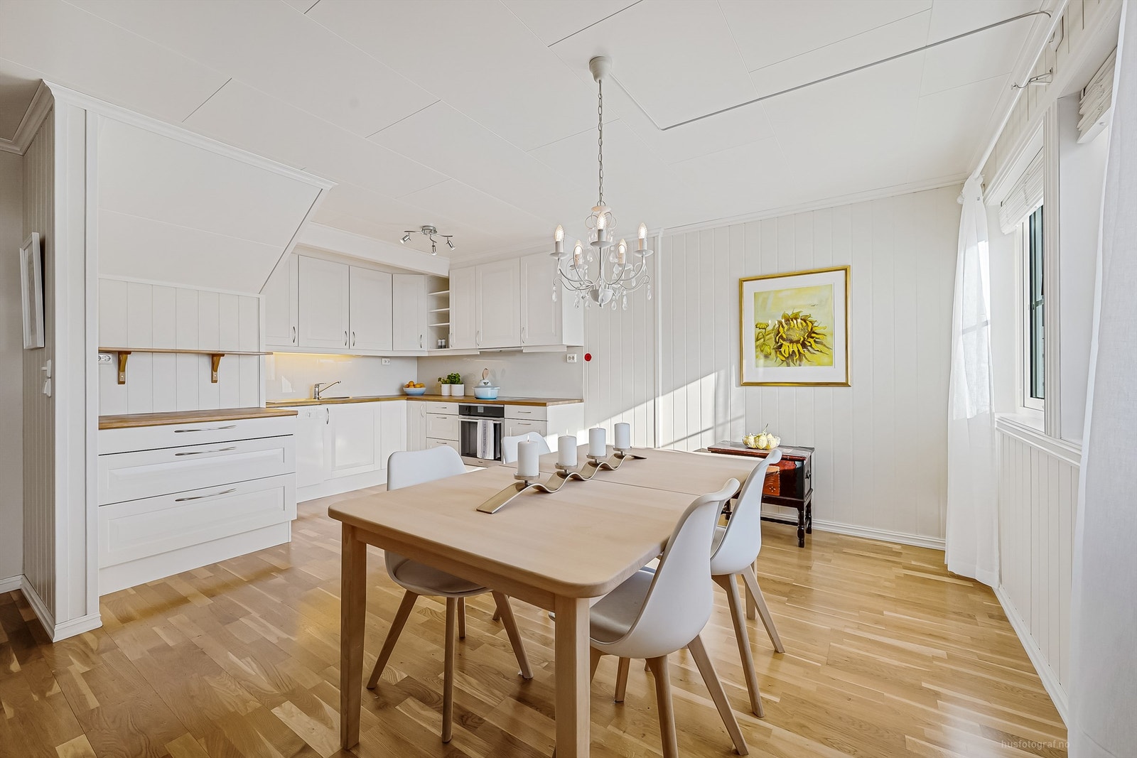 3-stavs parkett på gulv, malte mdf-panelplater på vegger og folierte plater i himling Galleribilde