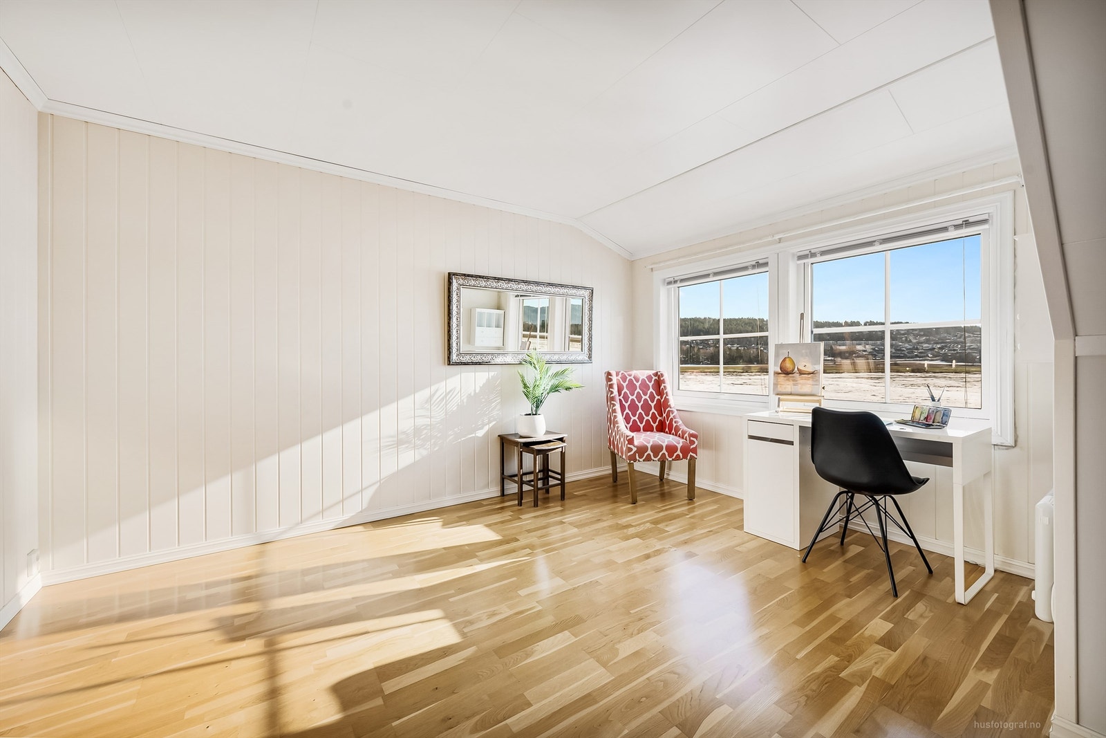 Loftstue med 3-stavs parkett på gulv, malte mdf-panelplater på vegger og folierte plater i himling Galleribilde