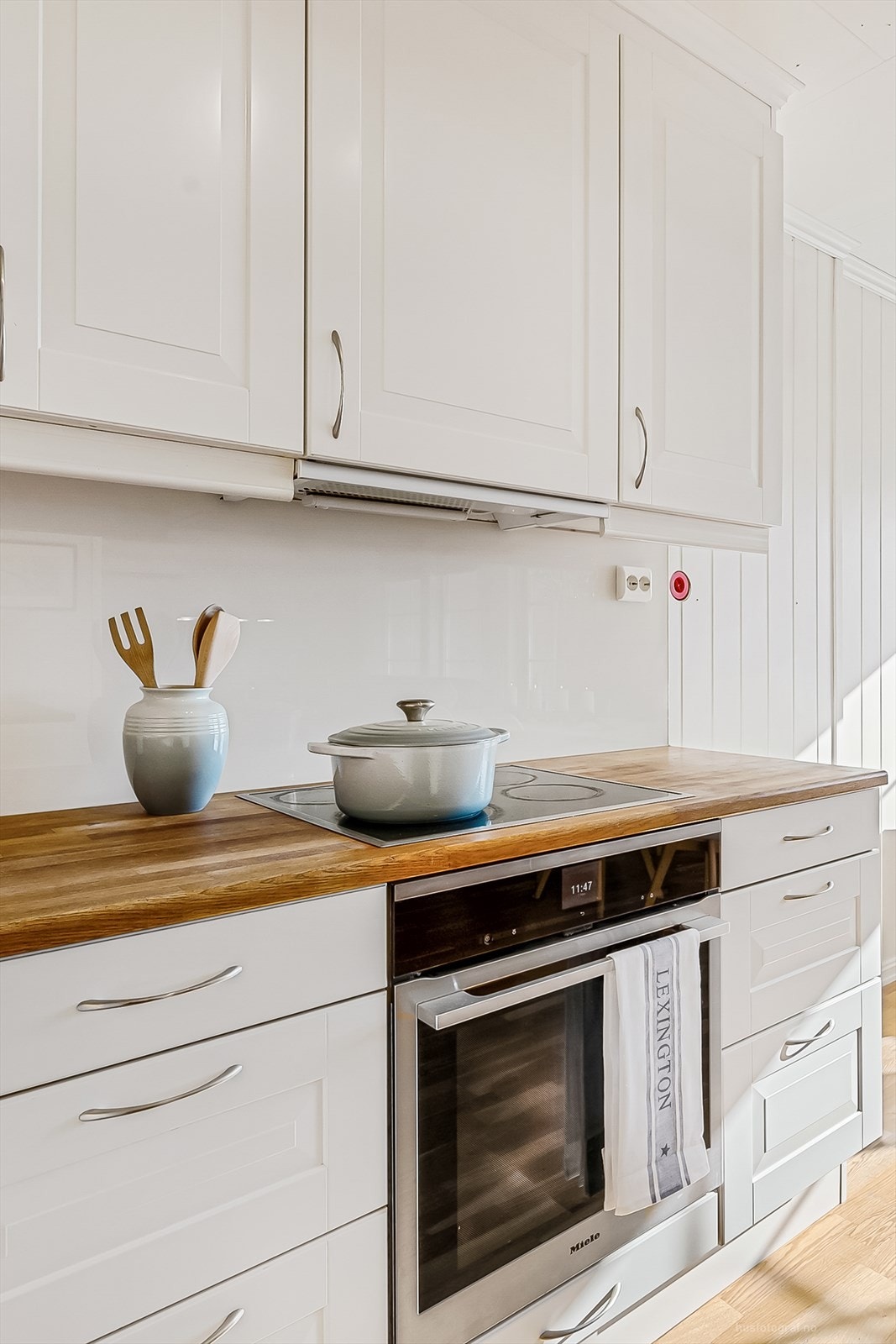 Glassplate på vegger over benkeplater av heltre Galleribilde